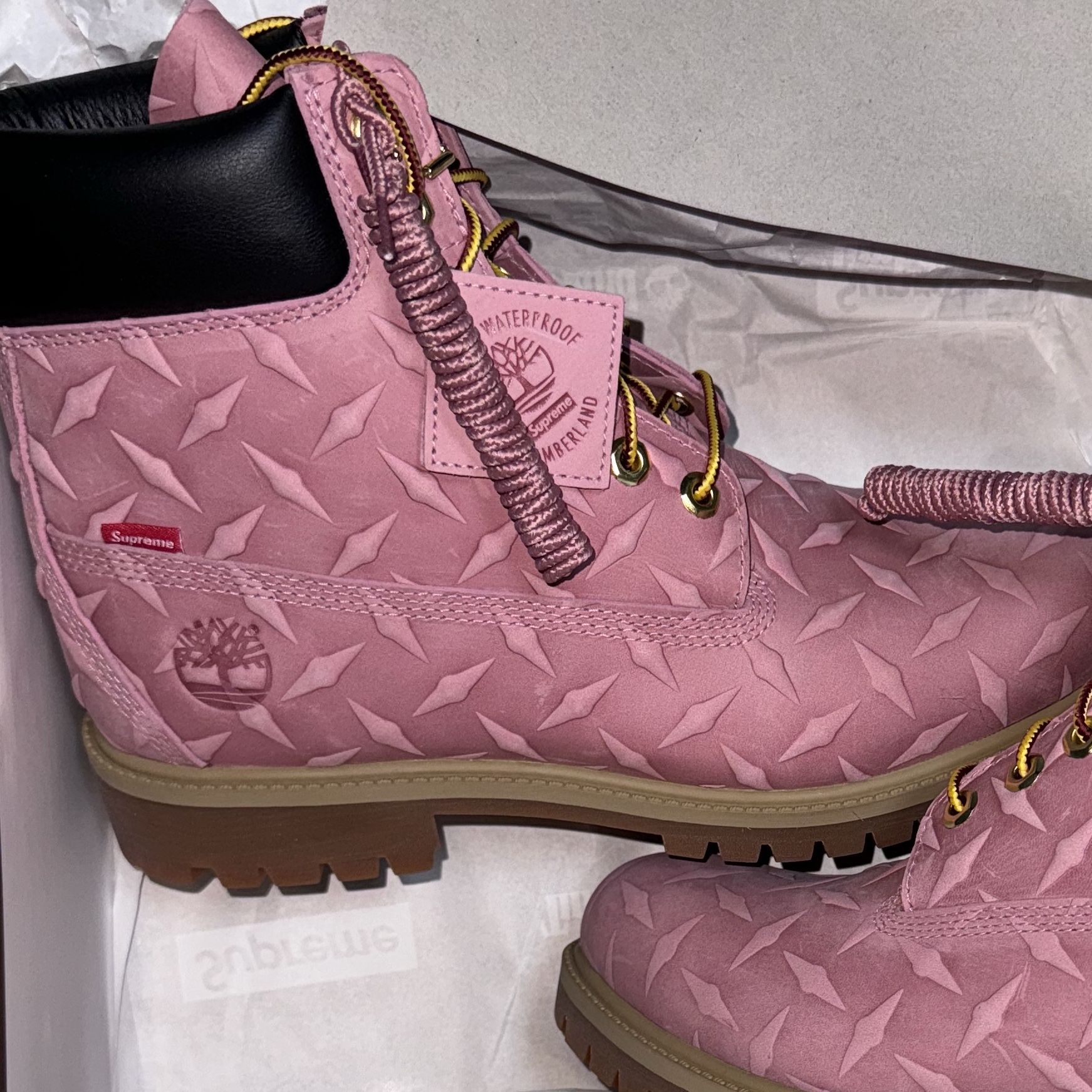 Timberland x Supreme Diamond Plate 6 Inch Premium Waterproof Boot Pink - 23FW - Medium 착용 스타일