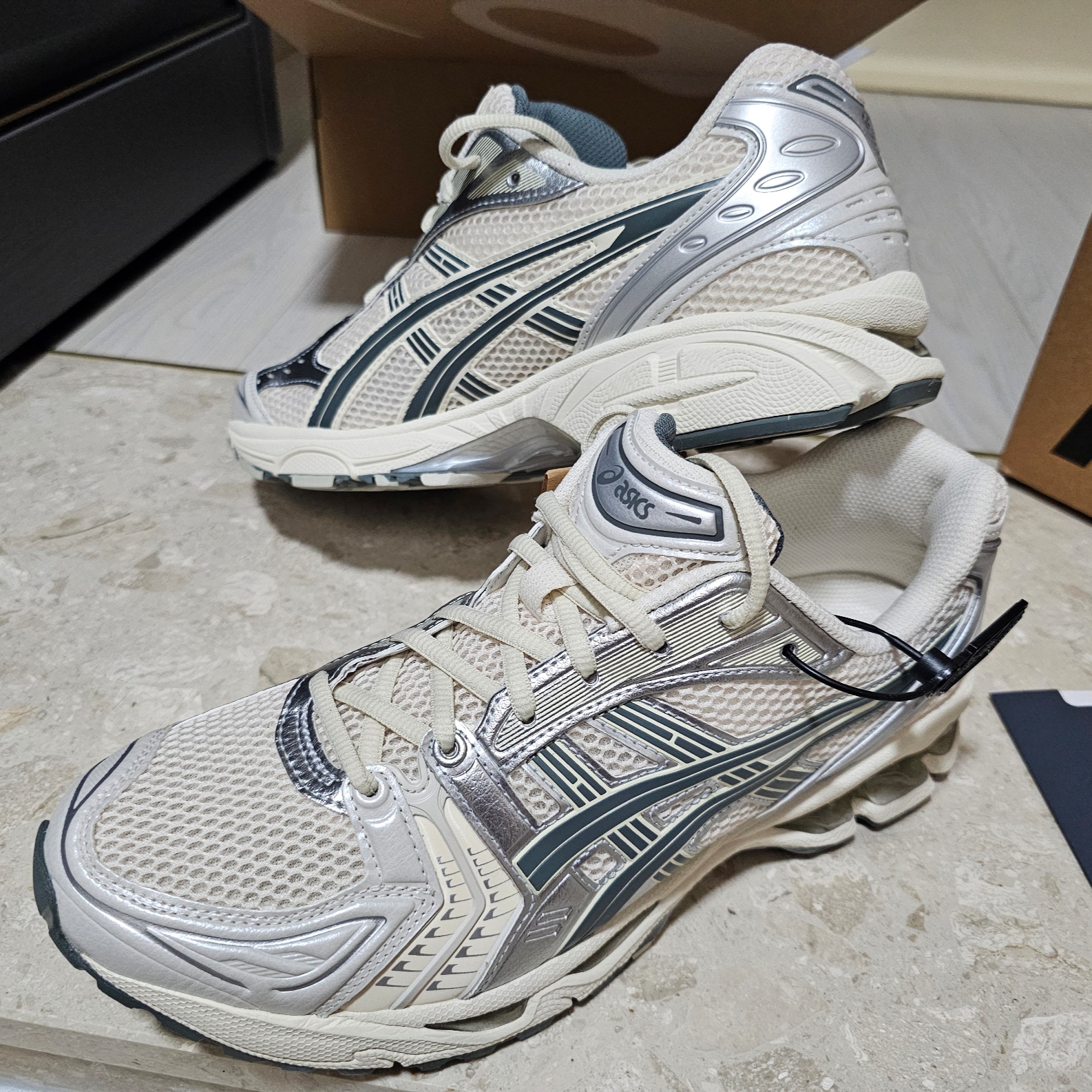 Asics Gel-Kayano 14 Birch Dark Pewter 착용 스타일 - 2