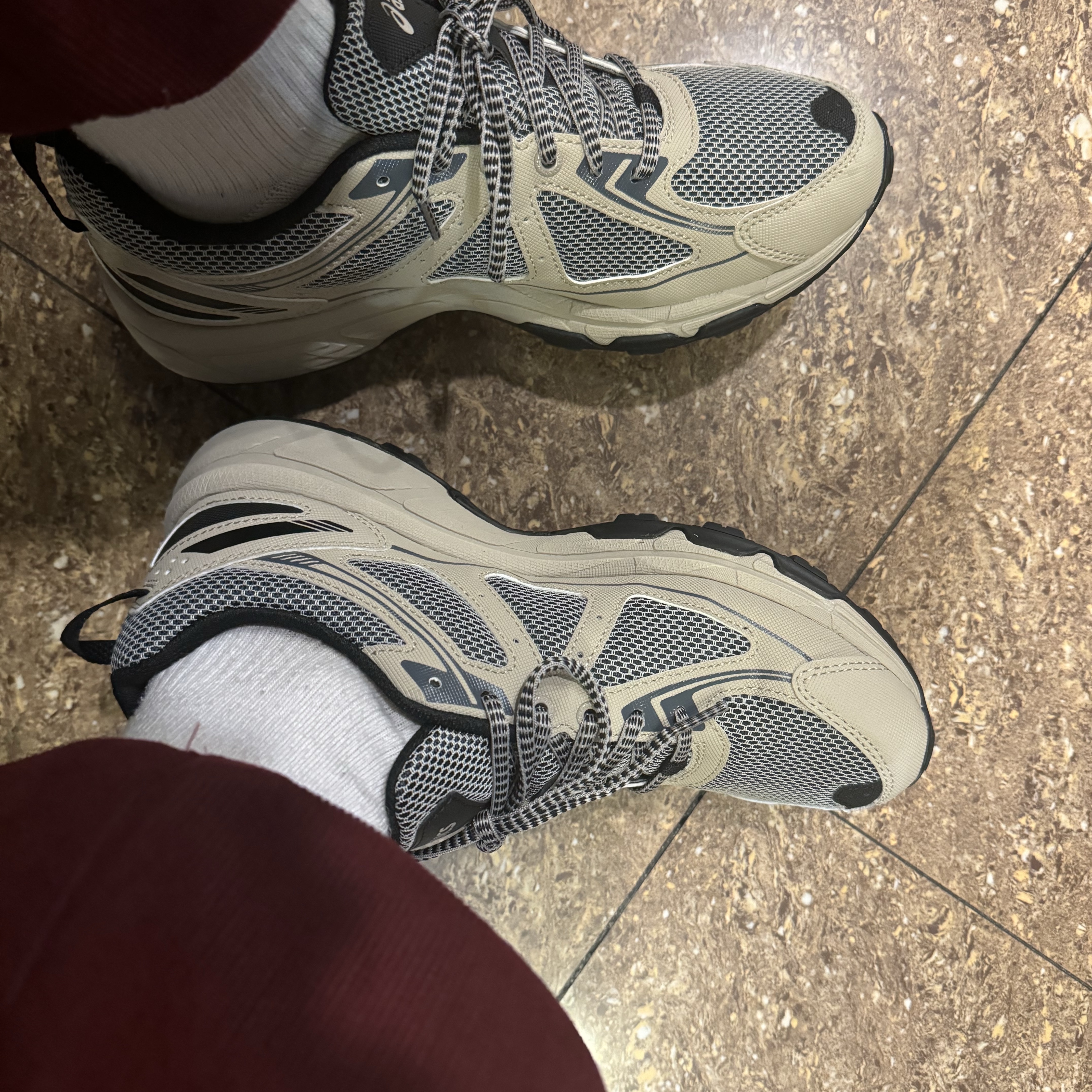 Asics Gel-Venture 6 Feather Grey Black 착용 스타일 - 1