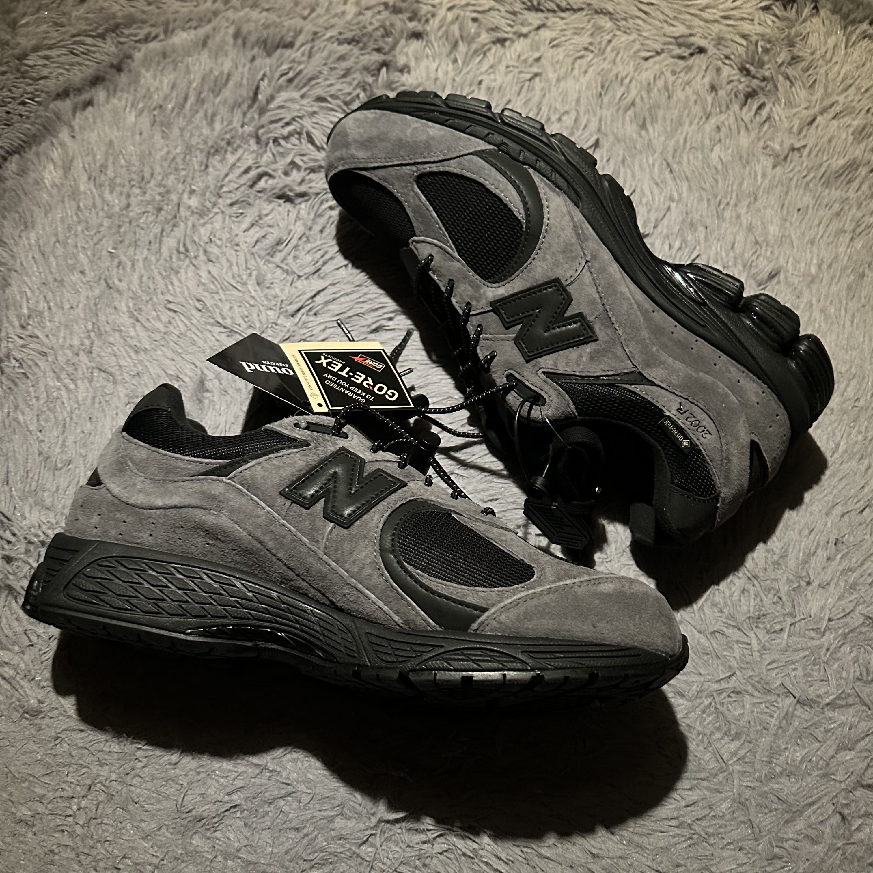New Balance x JJJJound 2002R Gore-Tex Charcoal 착용 스타일 - 1