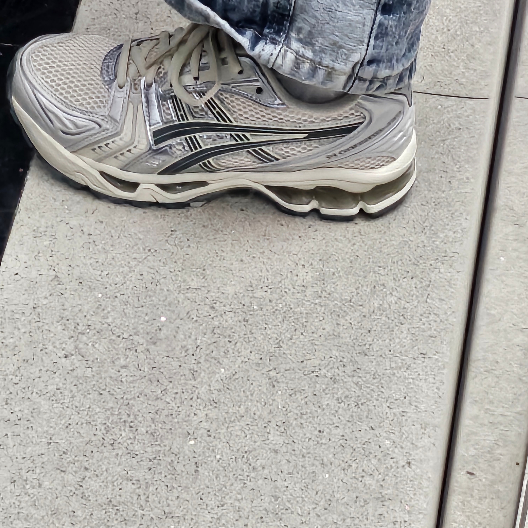 Asics Gel-Kayano 14 Birch Dark Pewter 착용 스타일 - 2