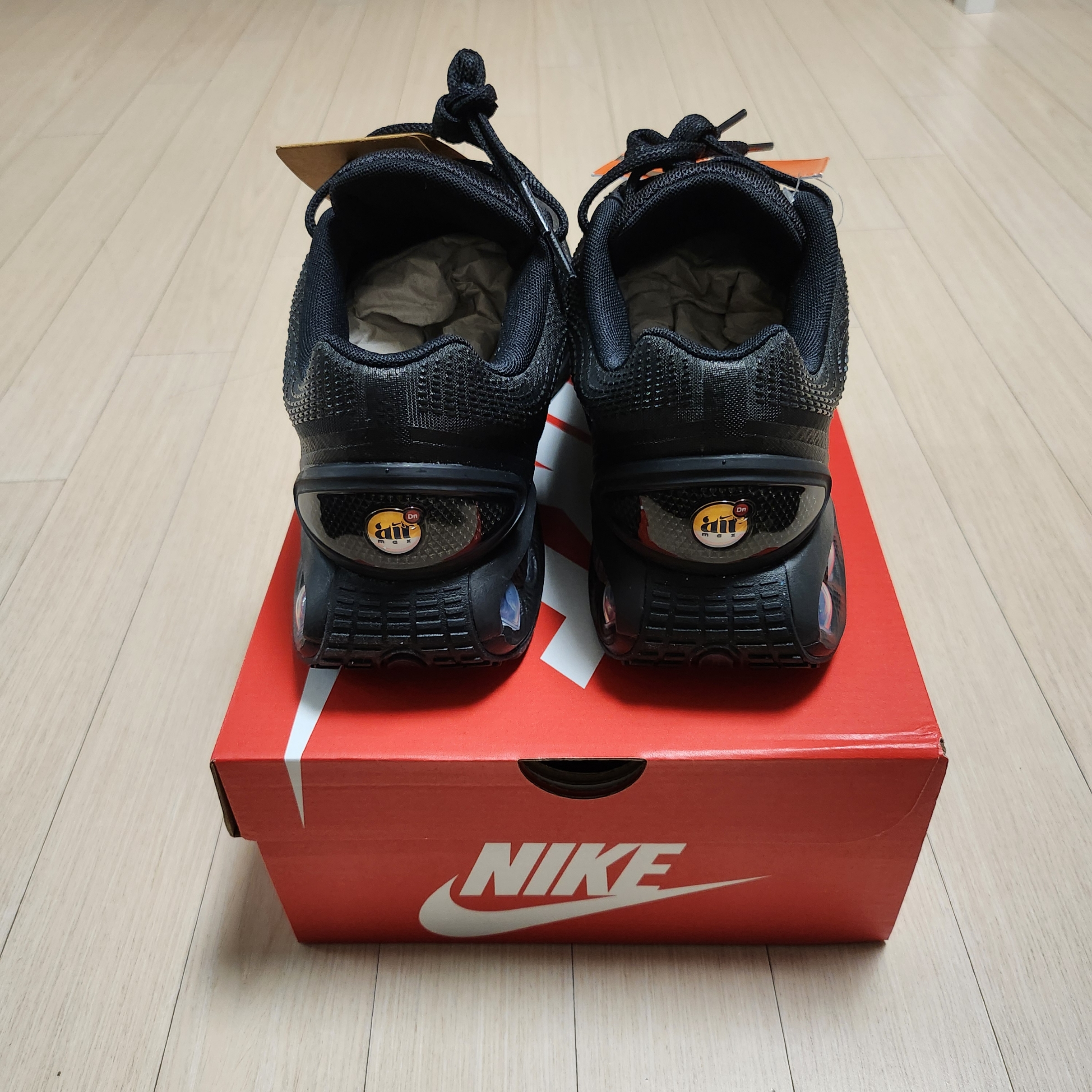 Nike Air Max Dn Black Dark Smoke Grey 착용 스타일 - 4