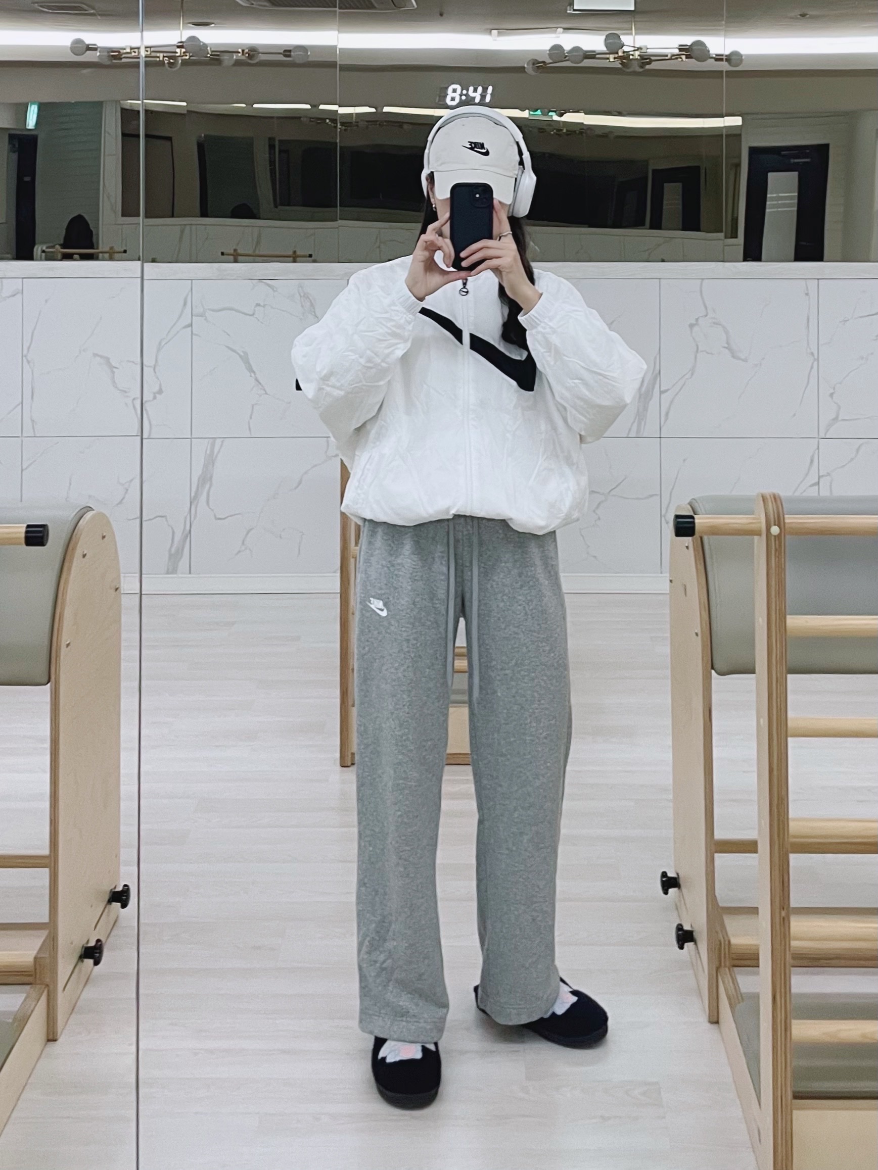 (W) Nike NSW Essential Woven Jacket White - Asia, (W) Nike Club Fleece Pants Grey - US/EU 착용 스타일 - 1