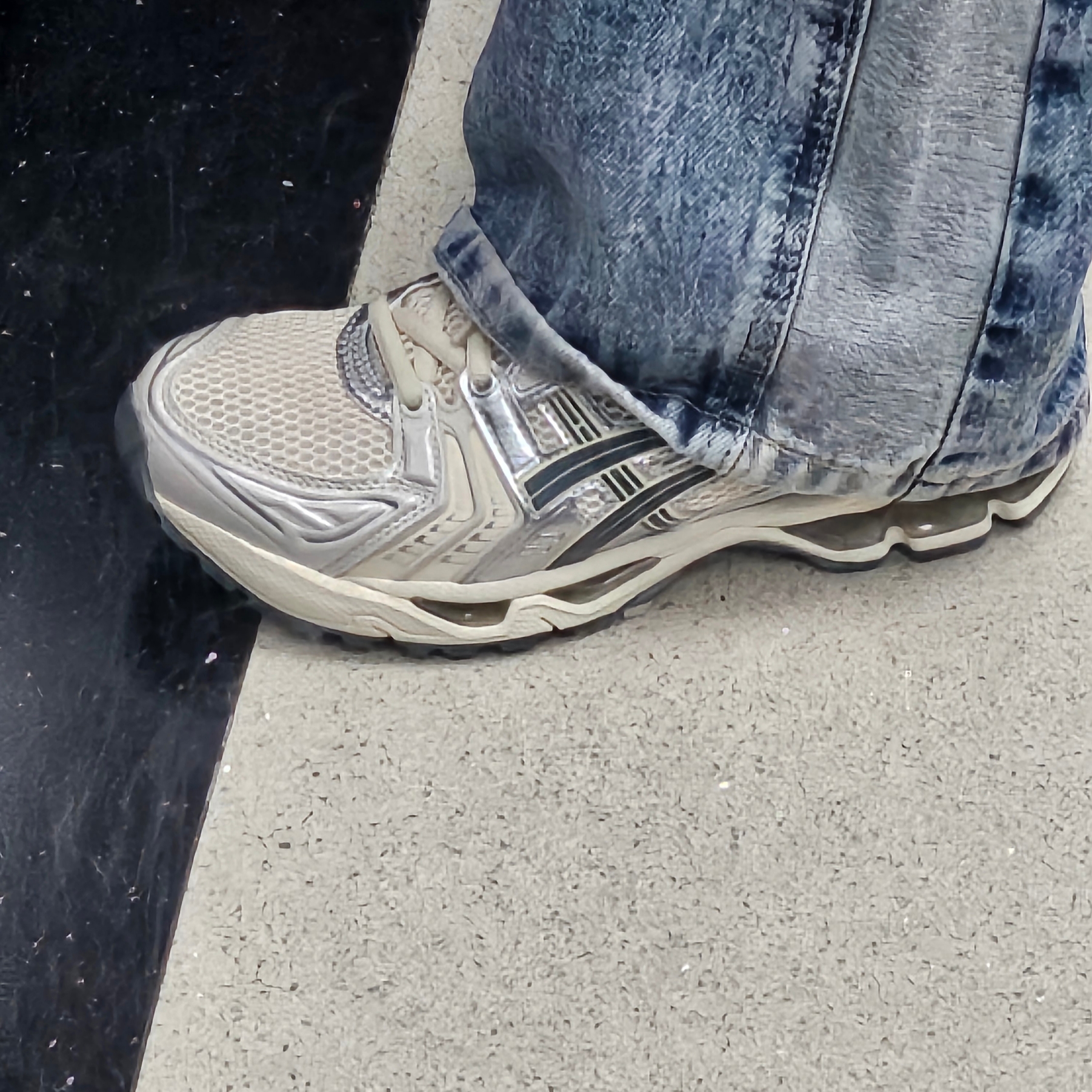 Asics Gel-Kayano 14 Birch Dark Pewter 착용 스타일 - 3