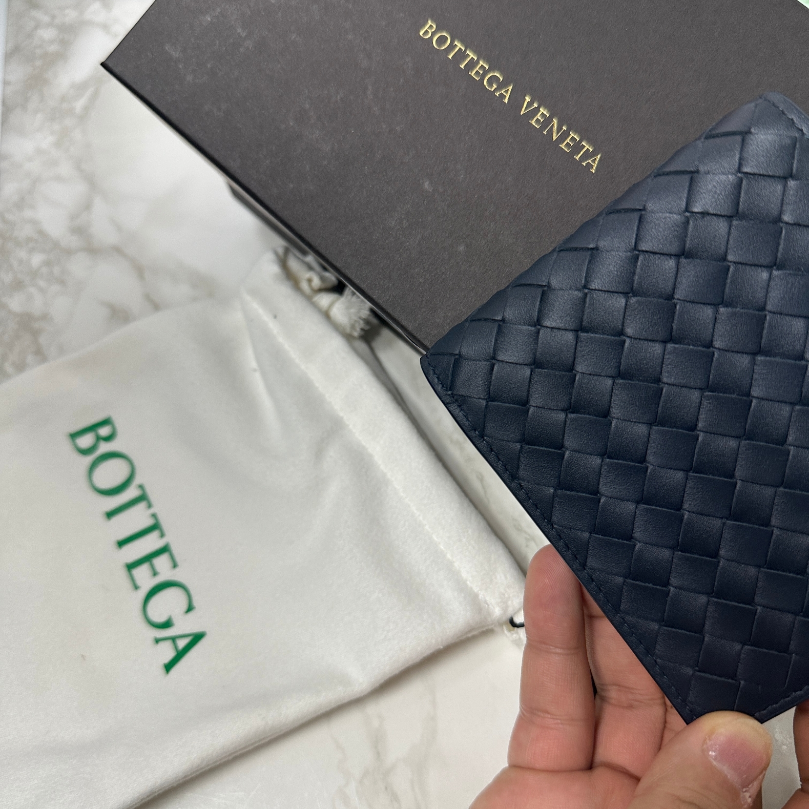 Bottega Veneta Bi-Fold Wallet Navy 착용 스타일