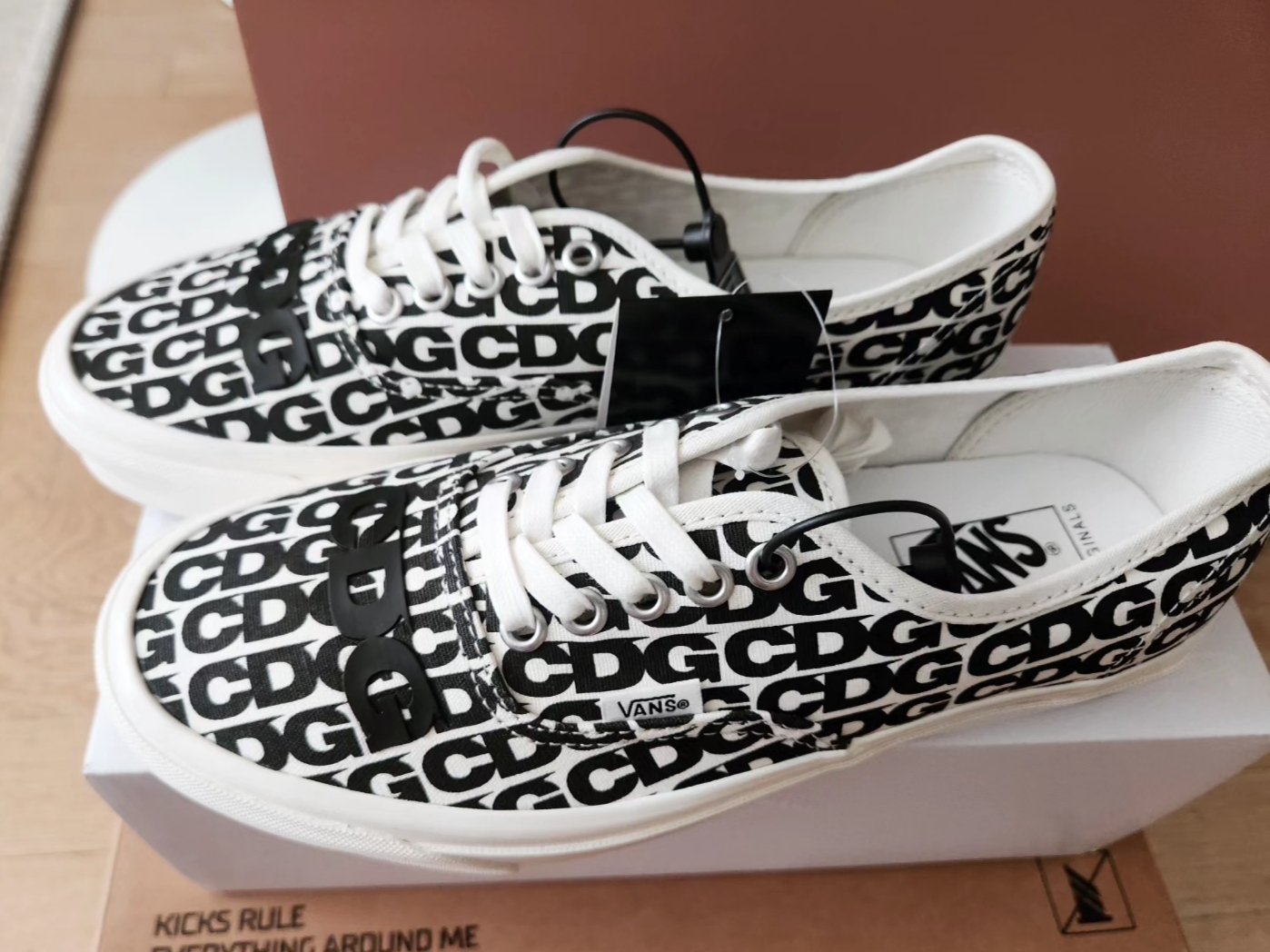 Vans Vault x CDG OG Authentic LX White Black 착용 스타일 - 2