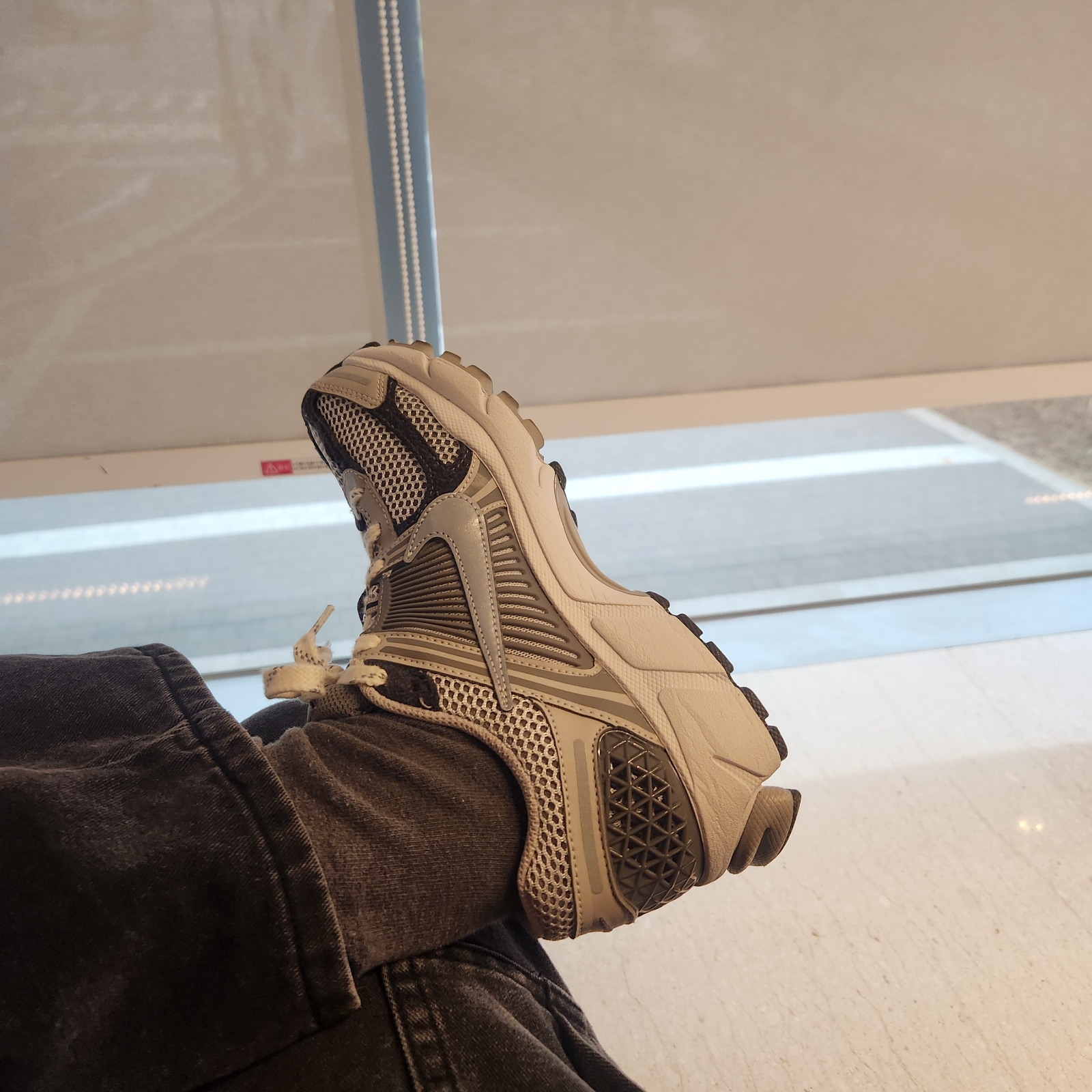 Nike Zoom Vomero 5 PRM Light Iron Ore and Flat Fewter 착용 스타일
