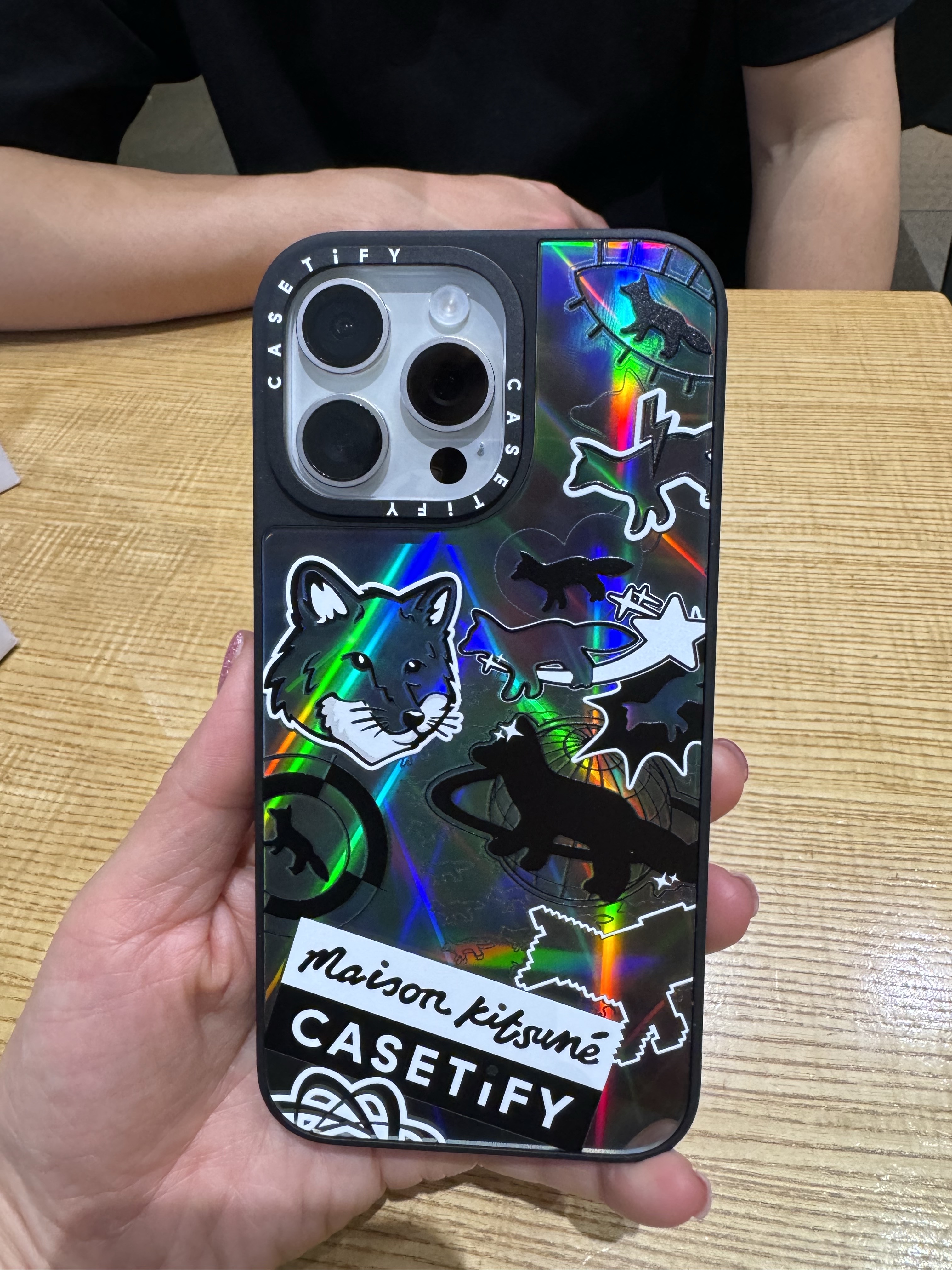 Casetify x Maison Kitsune iPhone Hologram Stickers Magsafe Case Aurora Black Bumper, Casetify x Maison Kitsune iPhone Stickers Magsafe Mirror Case Black 착용 스타일 - 1