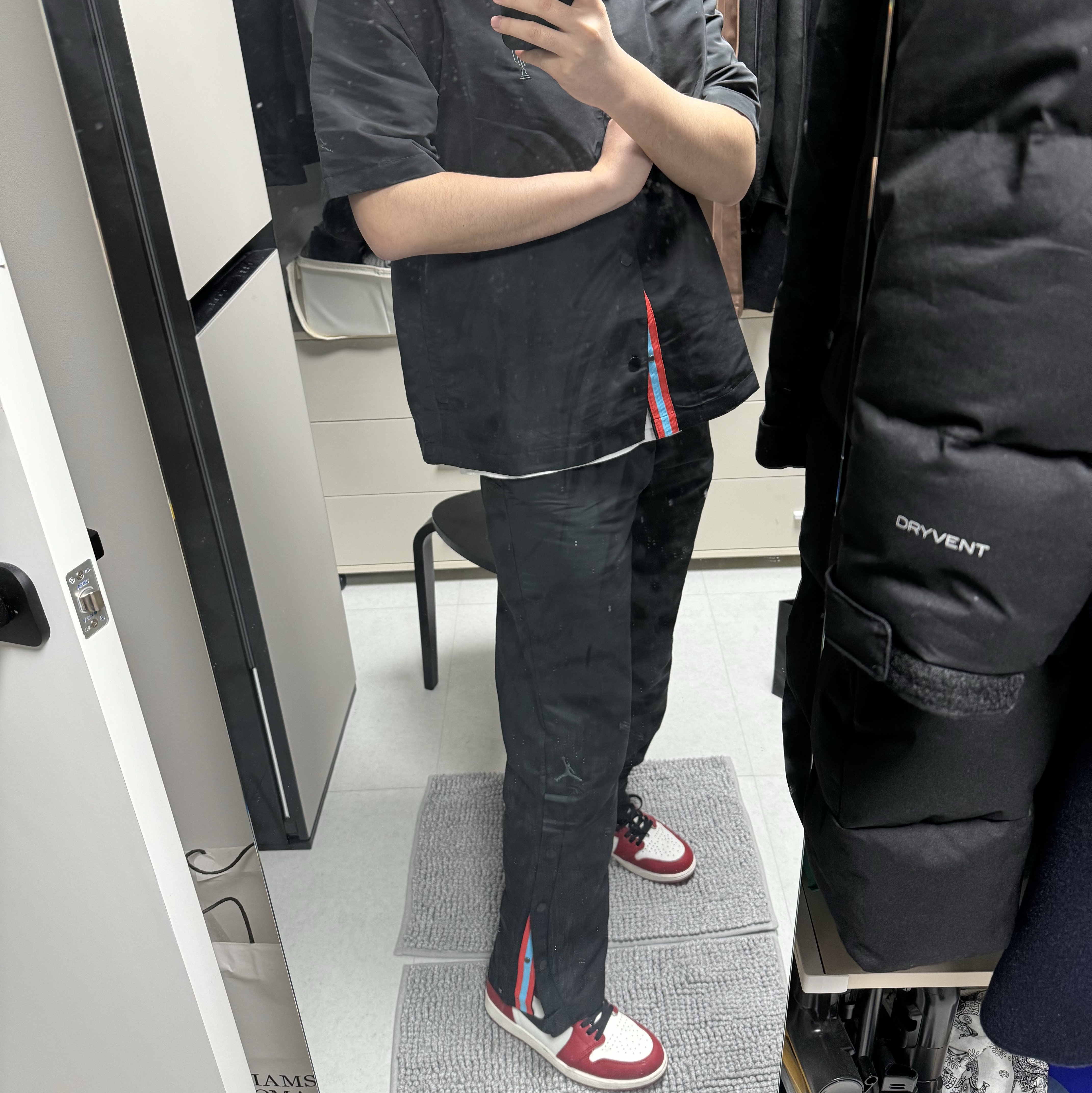 Jordan 1 Retro High OG Chicago 2022, Jordan x Trophy Room Warm Up Shirt Black (FQ3846-010) 착용 스타일 - 2