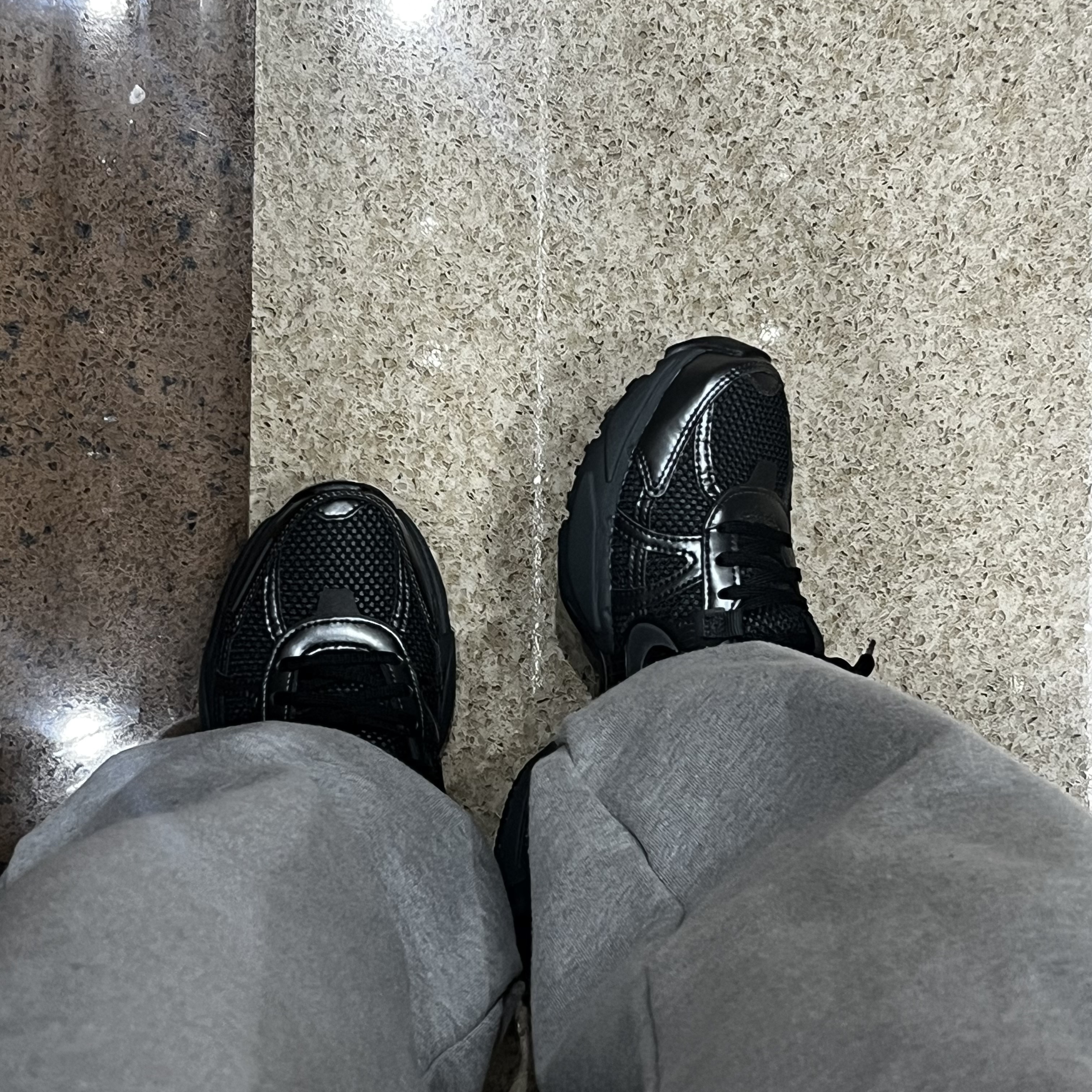 Nike V2K Run Black Anthracite 착용 스타일