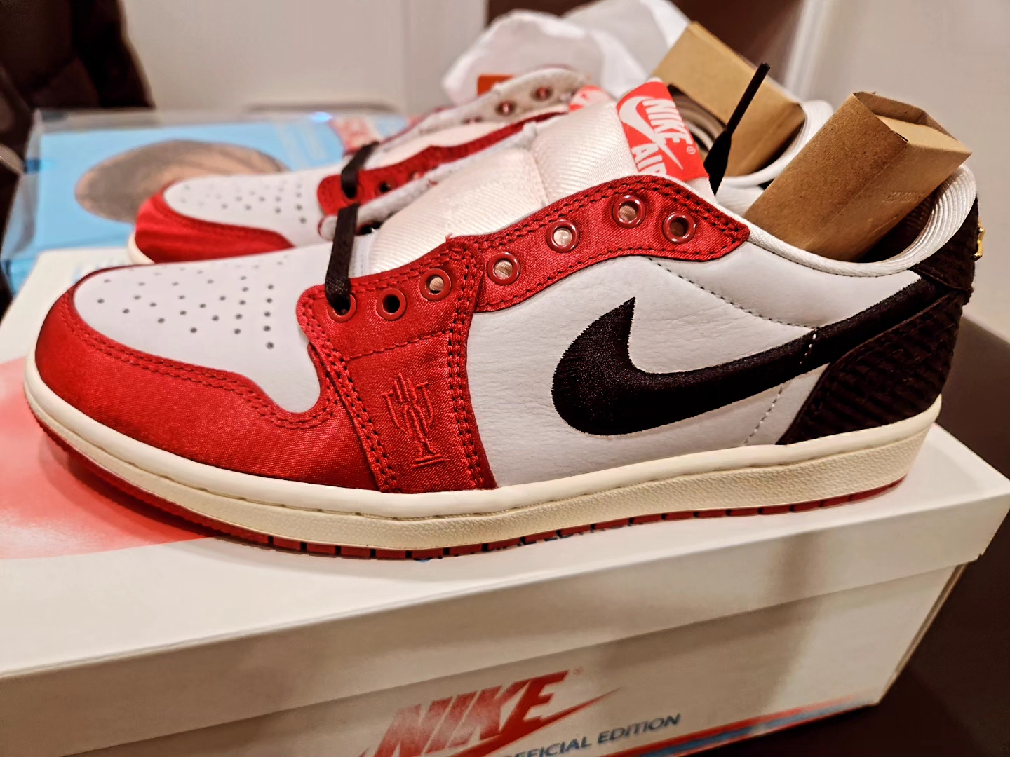 Jordan 1 x Trophy Room Retro Low OG SP Sail Varsity Red 착용 스타일 - 1