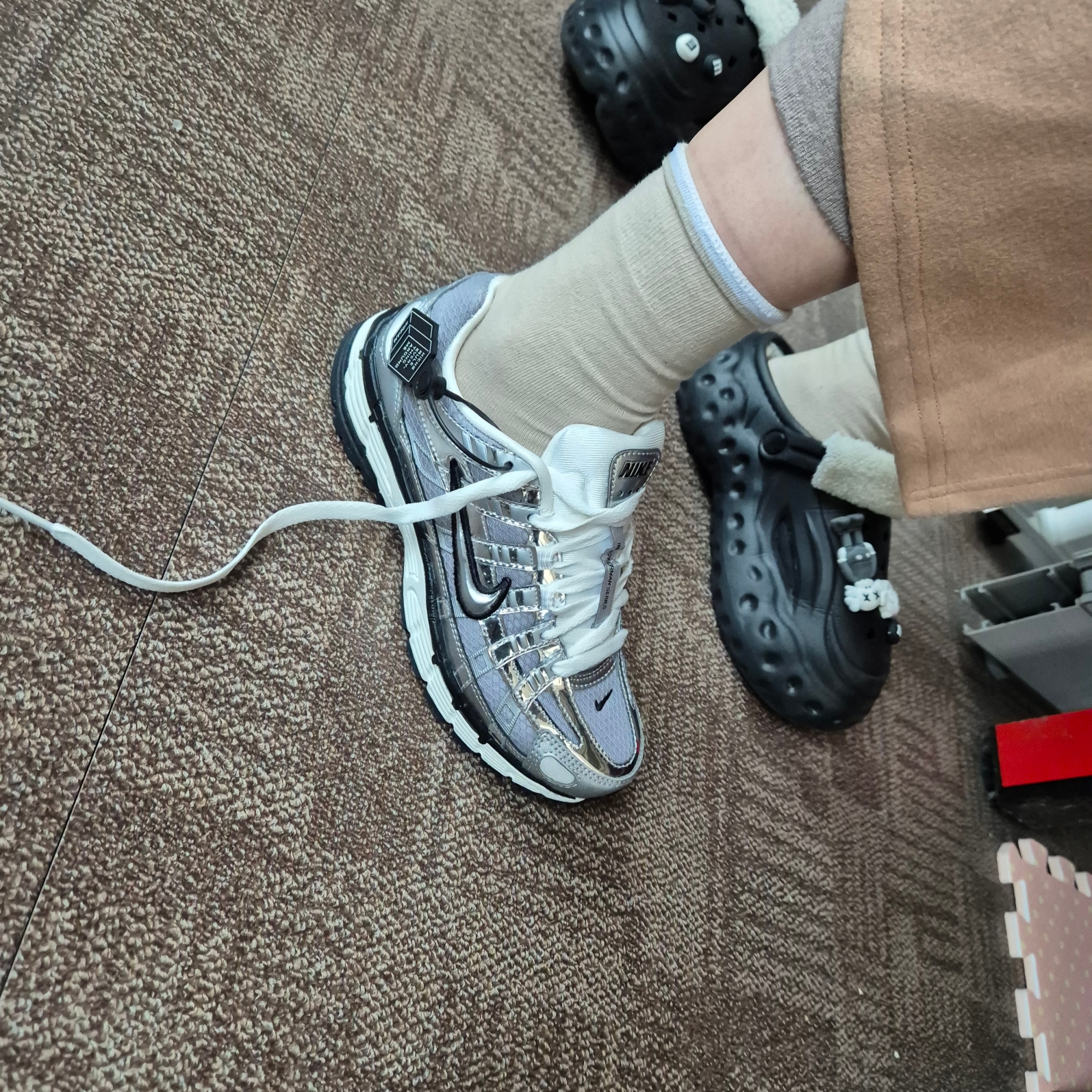 Nike P-6000 Metallic Silver 착용 스타일