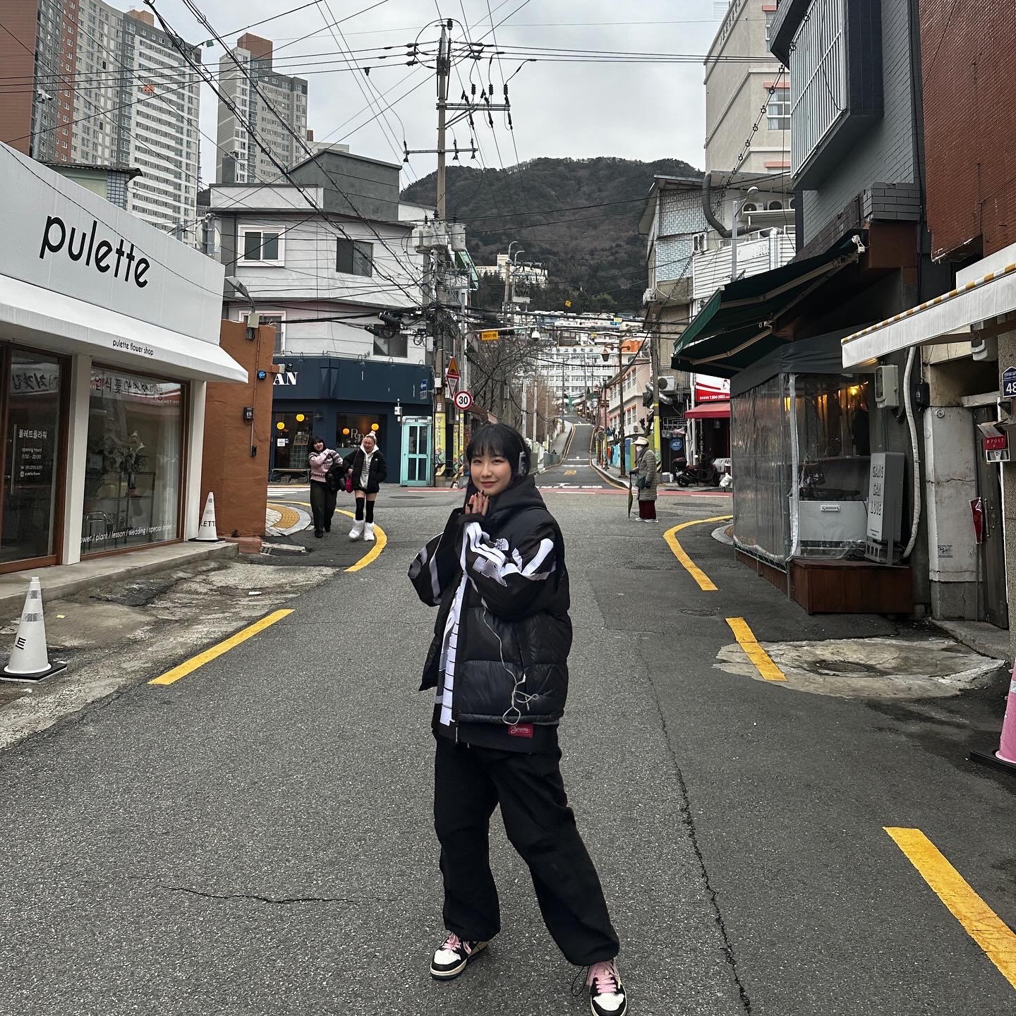 Supreme Bones Hockey Jersey Black - 23FW, Jordan 1 x Travis Scott x Fragment Retro Low OG SP Military Blue 착용 스타일 - 2