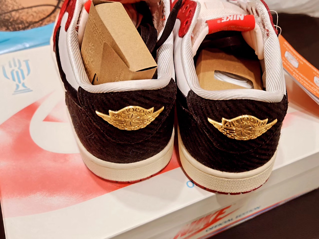 Jordan 1 x Trophy Room Retro Low OG SP Sail Varsity Red 착용 스타일 - 4