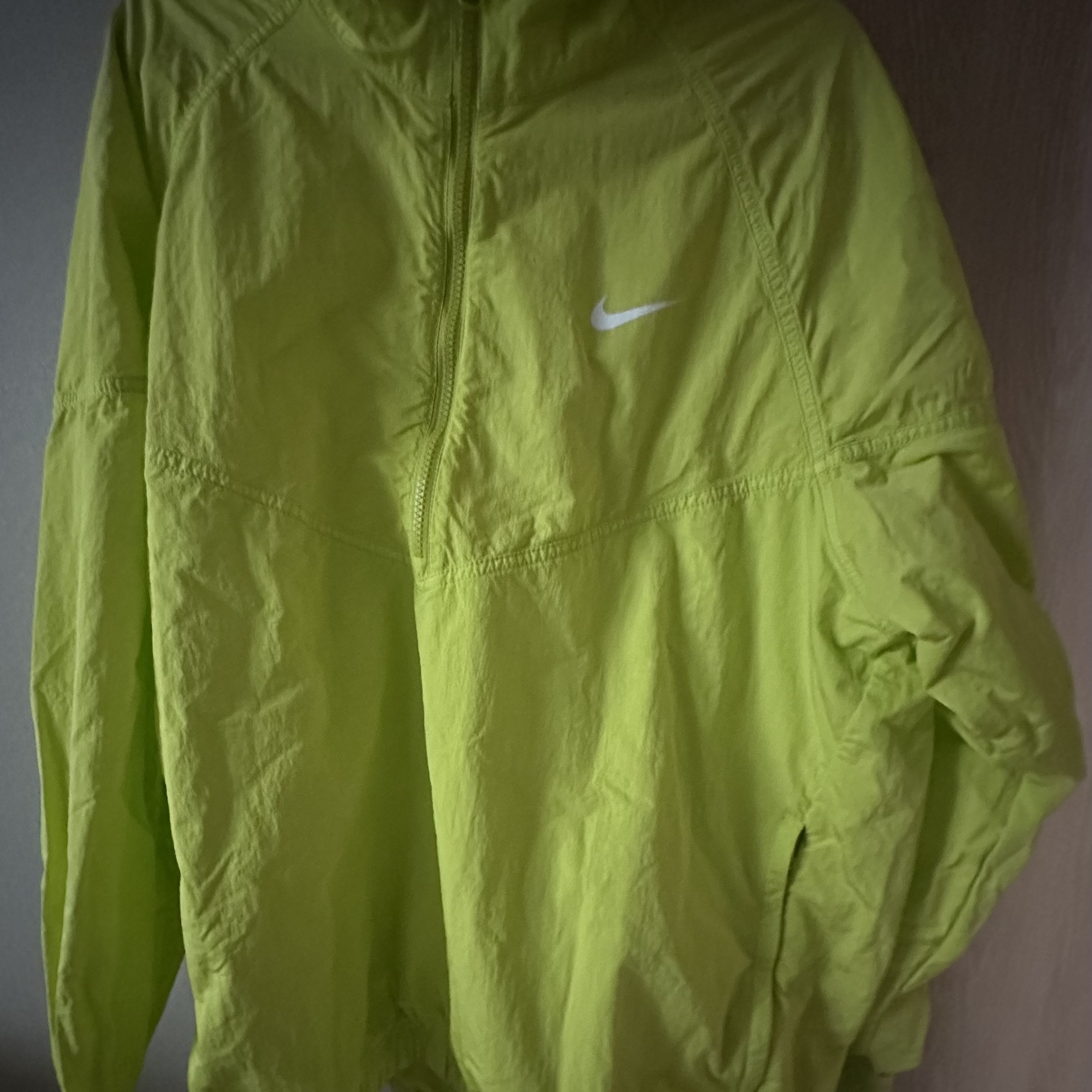 Nike x Stussy Windrunner Jacket Bright Cactus 착용 스타일