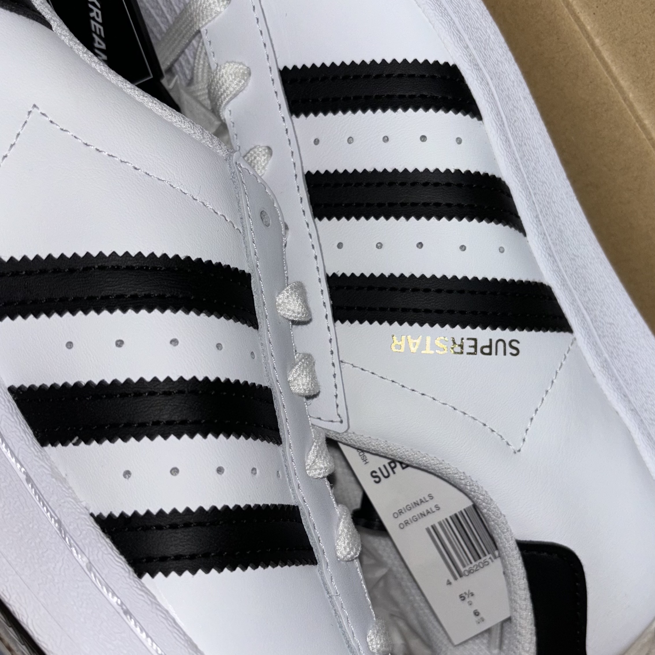 Adidas Superstar White Black, Nike NSW Crewneck Fleece Sweatshirt Sail 착용 스타일