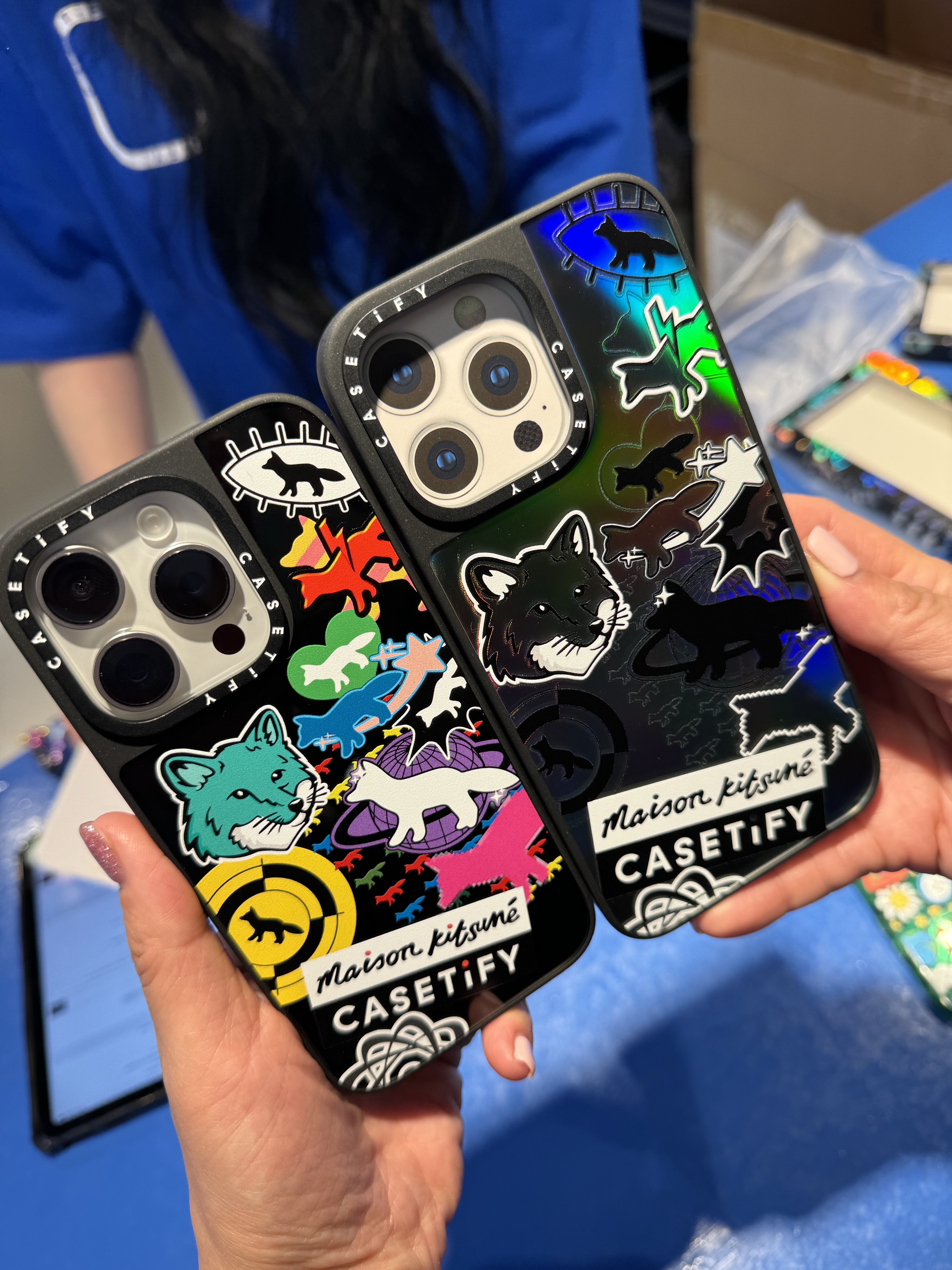 Casetify x Maison Kitsune iPhone Hologram Stickers Magsafe Case Aurora Black Bumper, Casetify x Maison Kitsune iPhone Stickers Magsafe Mirror Case Black 착용 스타일 - 2