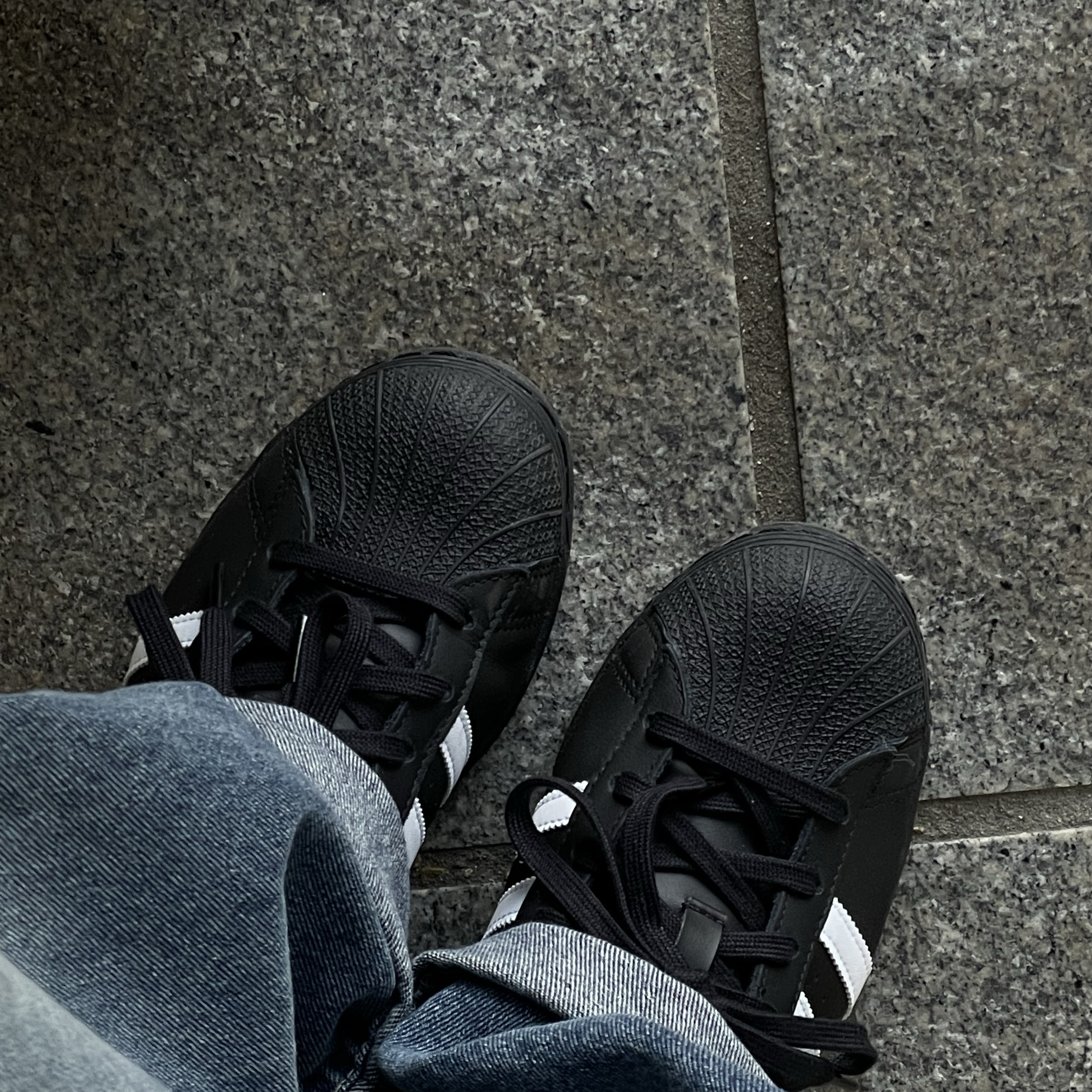 Adidas Superstar Core Black White 착용 스타일