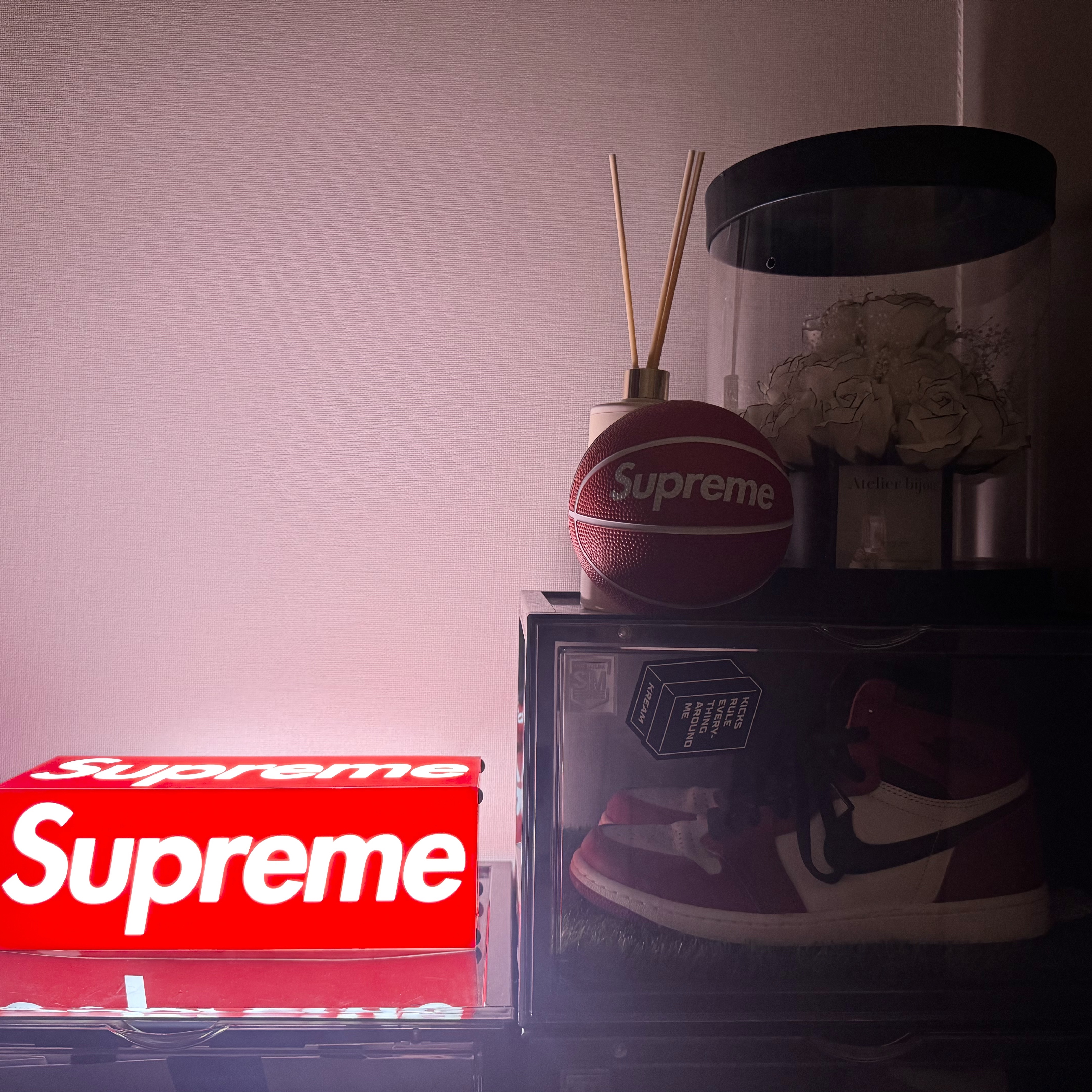 Supreme x Spalding Mini Basketball Hoop Red - 23FW, Jordan 1 Retro High OG Chicago 2022 착용 스타일