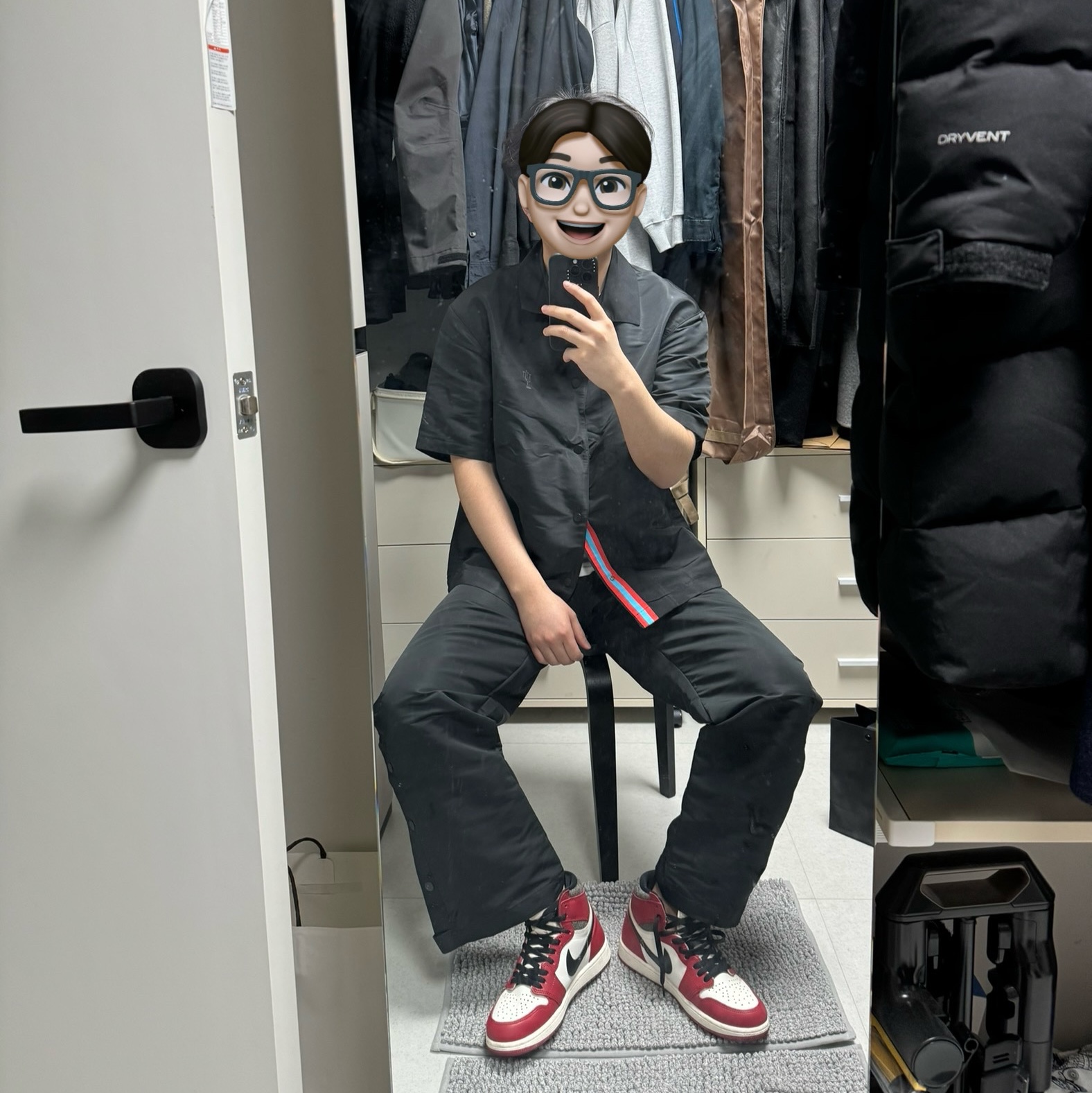 Jordan 1 Retro High OG Chicago 2022, Jordan x Trophy Room Warm Up Shirt Black (FQ3846-010) 착용 스타일 - 1