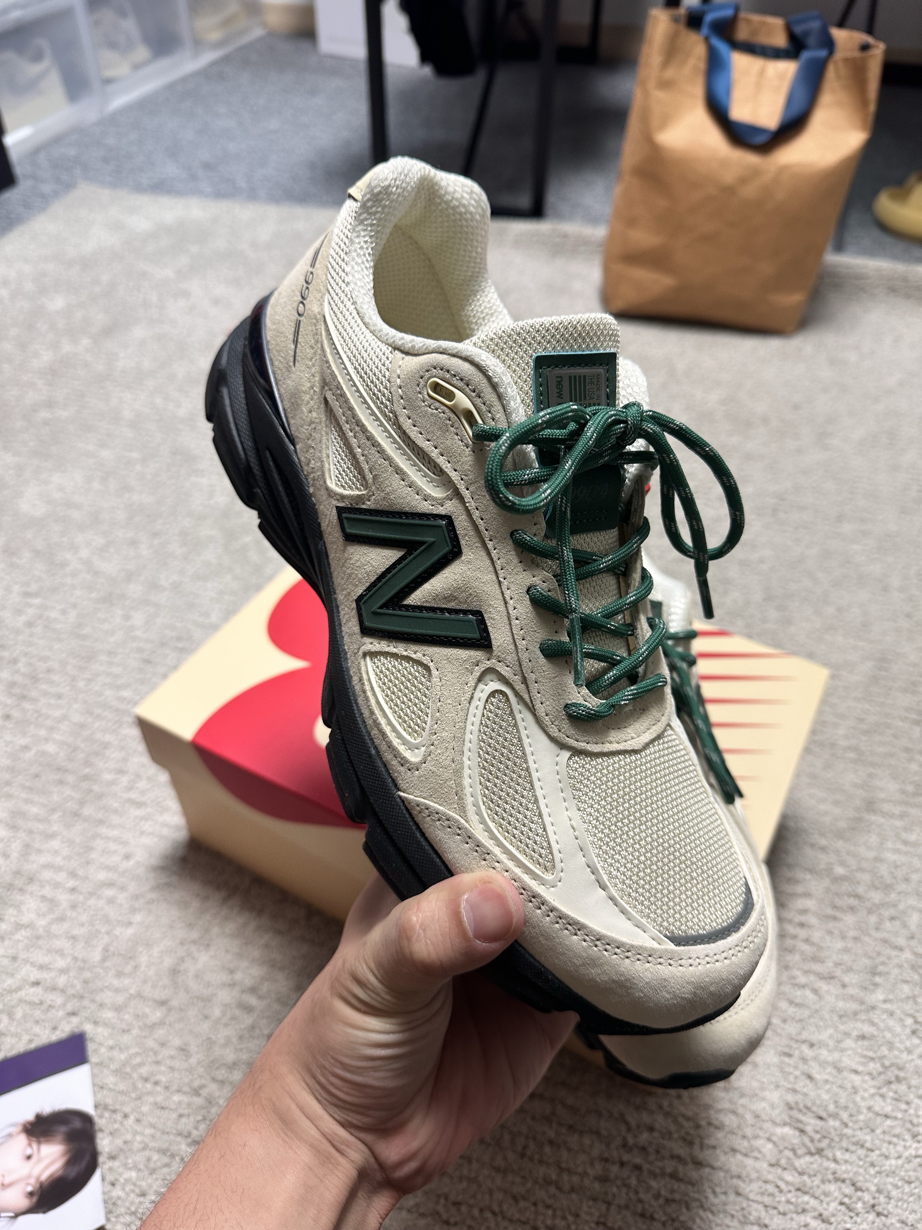 New Balance 990v4 Made in USA Macadamia Nut 착용 스타일 - 3