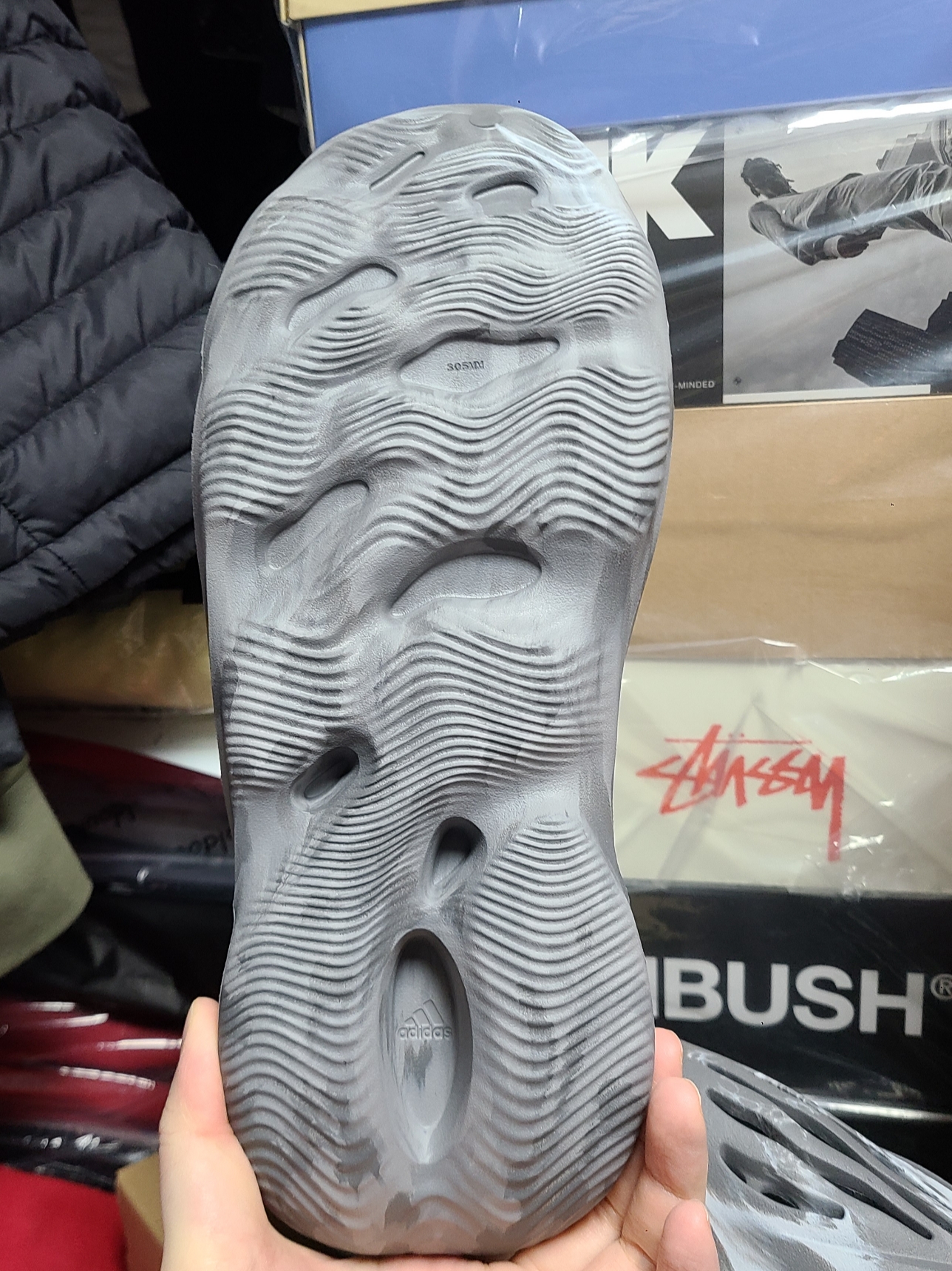 Adidas Yeezy Foam RNNR MX Granite 착용 스타일 - 6