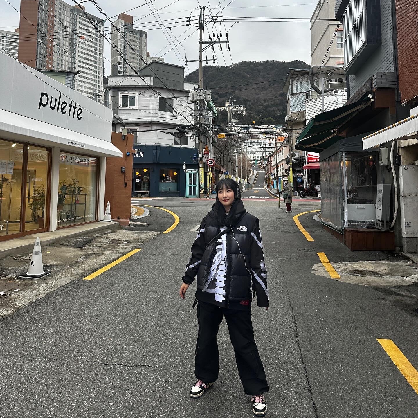 Supreme Bones Hockey Jersey Black - 23FW, Jordan 1 x Travis Scott x Fragment Retro Low OG SP Military Blue 착용 스타일 - 1