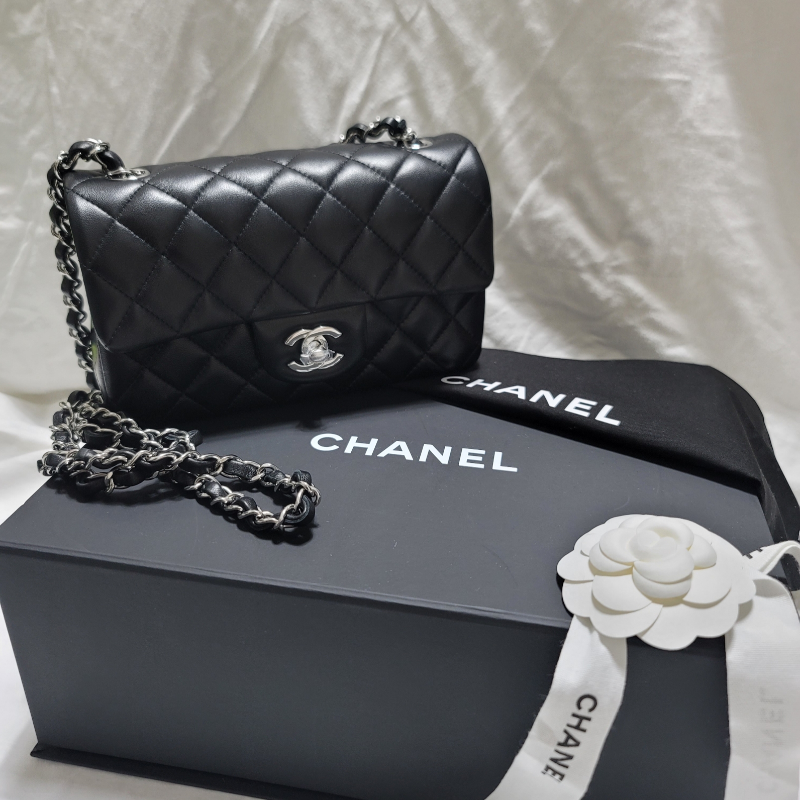 Chanel Mini Flap Bag Lambskin & Silver Black 착용 스타일