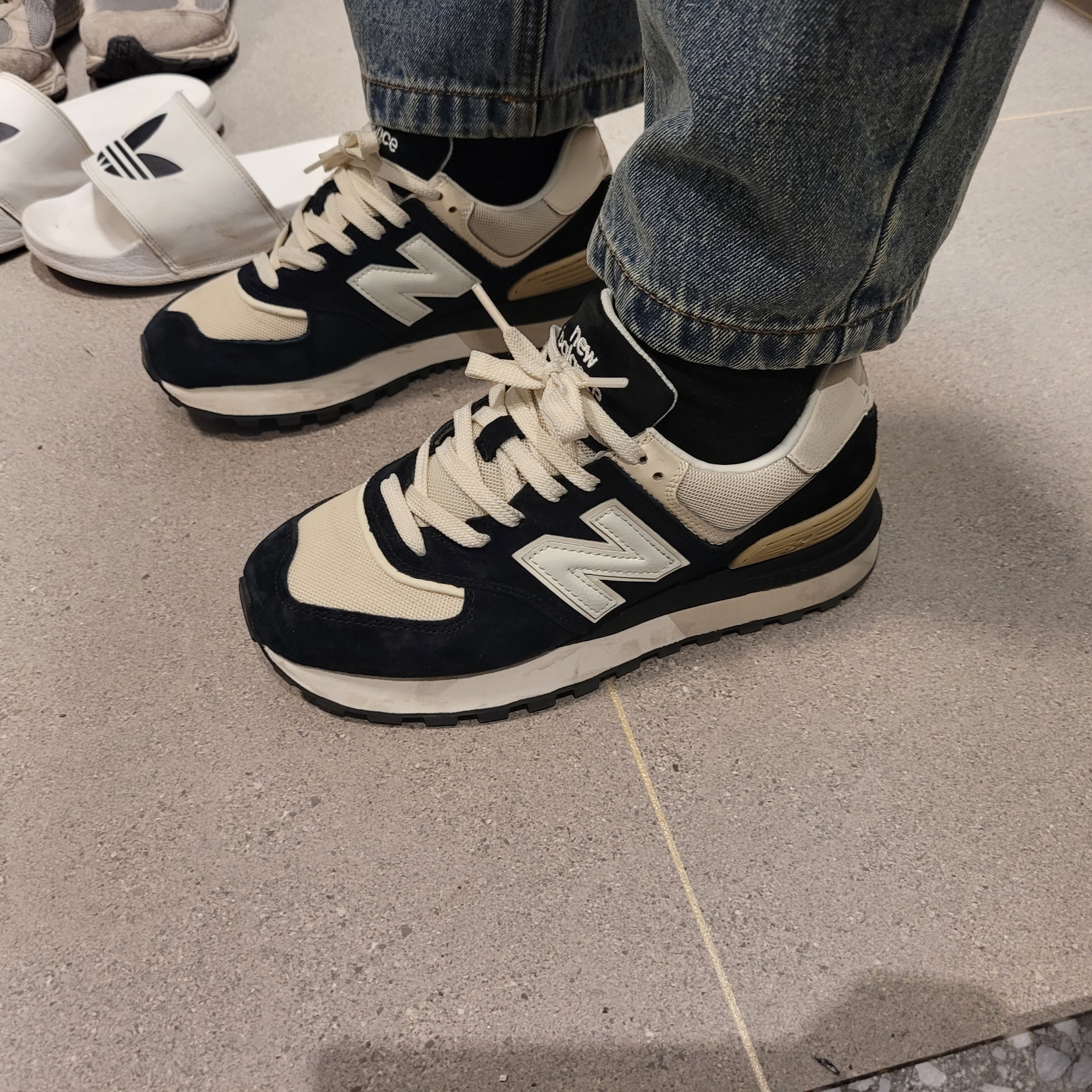 New Balance 574 Legacy Black Angora 착용 스타일