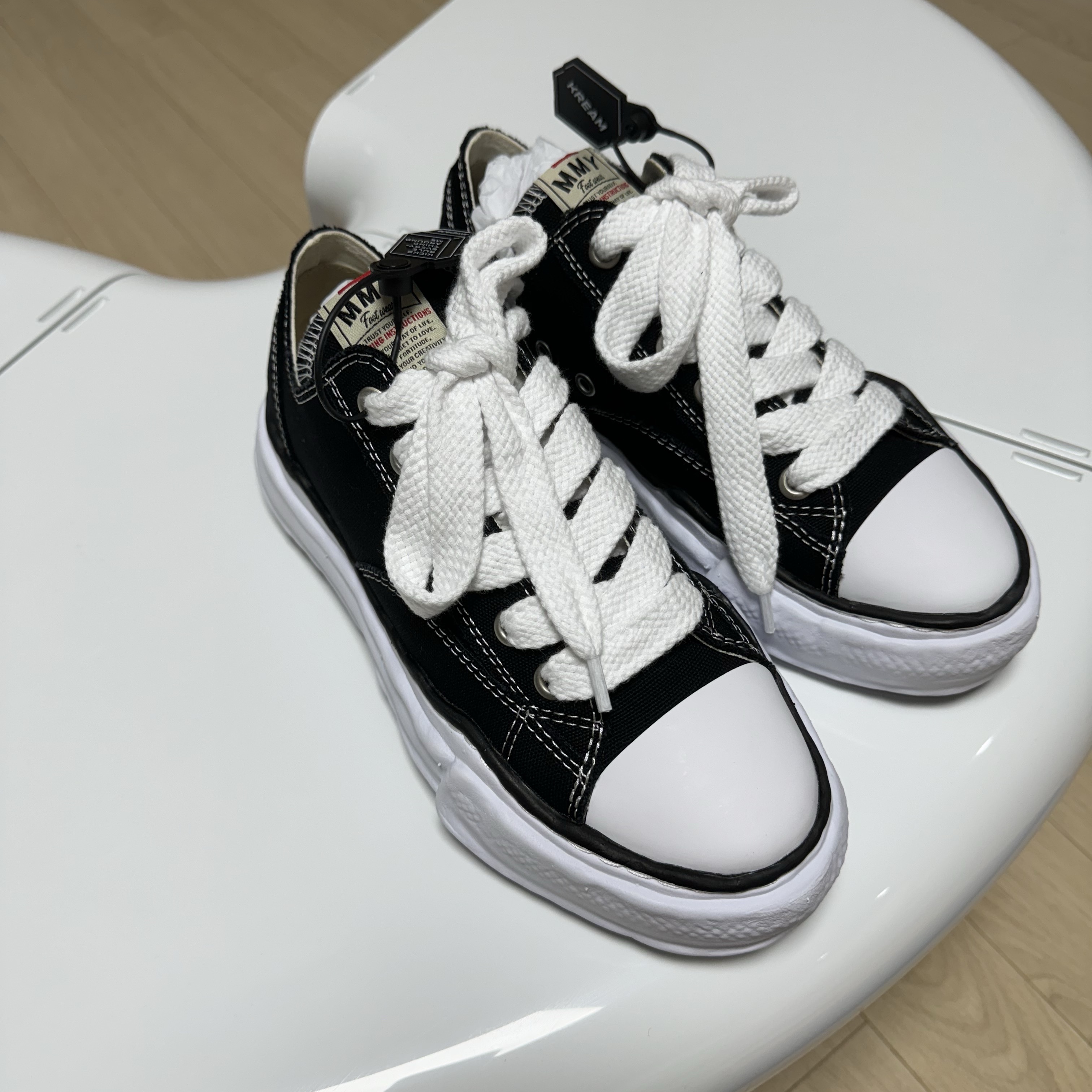 Maison Mihara Yasuhiro Peterson OG Sole Canvas Low Sneakers Black 착용 스타일