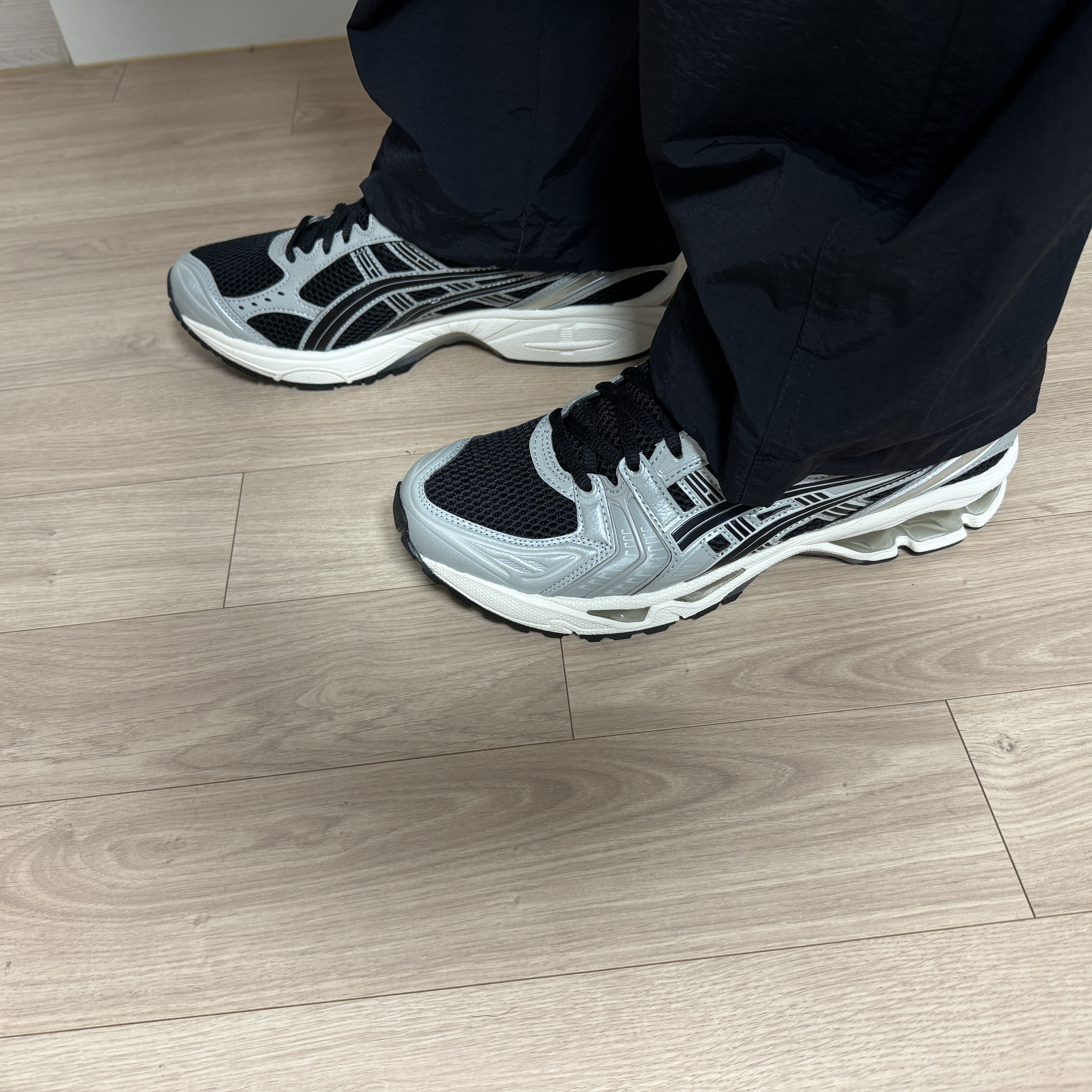 Asics Gel-Kayano 14 Black Seal Grey 착용 스타일 - 1