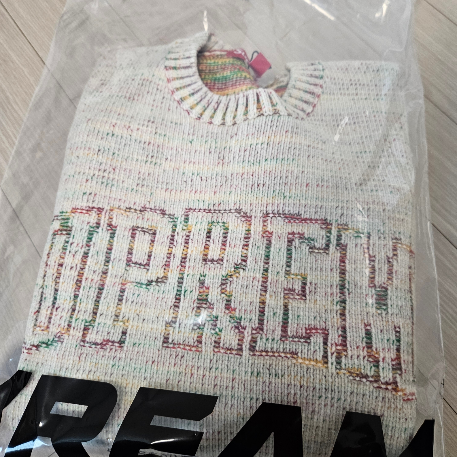 Supreme Contrast Arc Sweater White - 24SS 착용 스타일