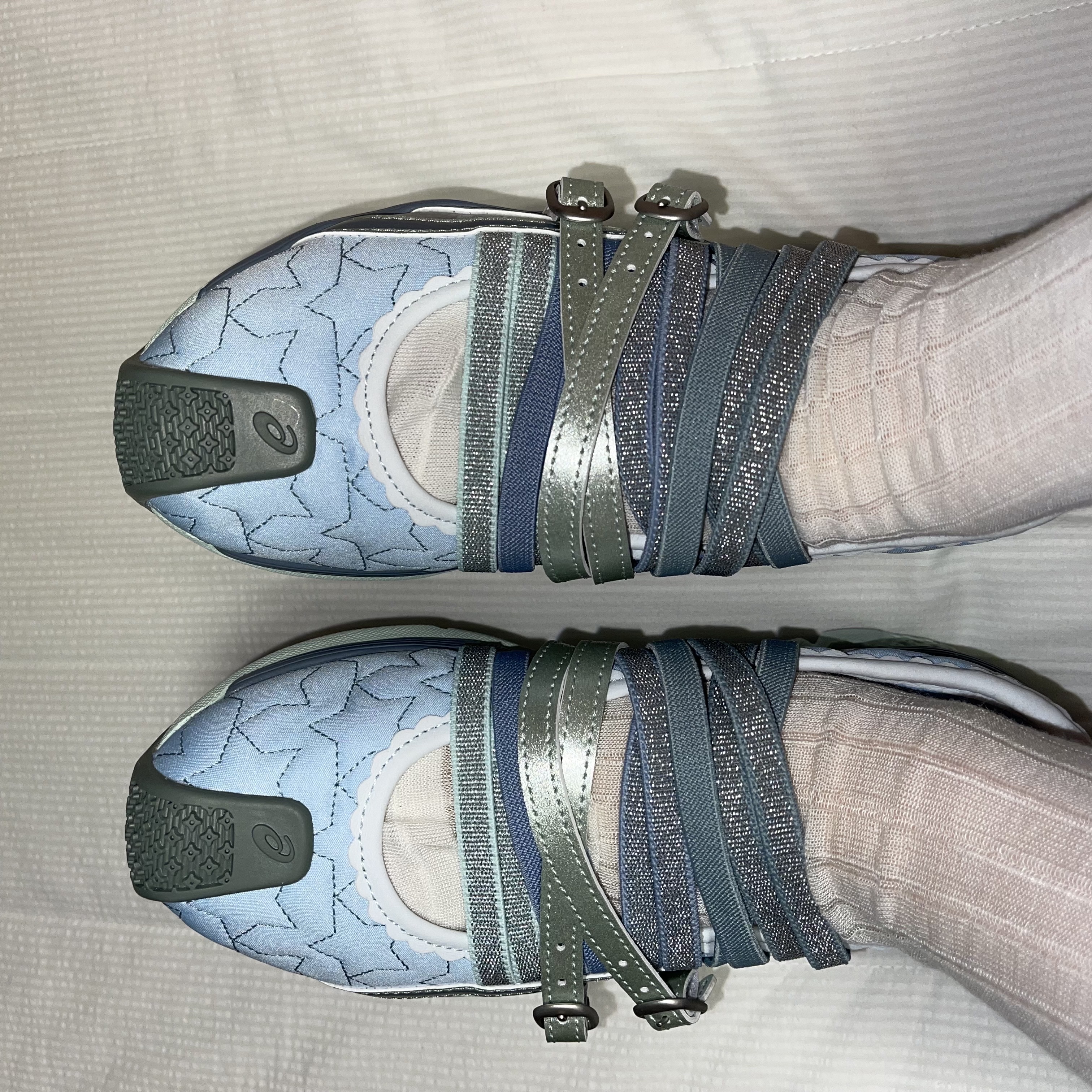 (W) Asics x Kiko Kostadinov x Heaven by Marc Jacobs Gel-Lokros Faded Denim Pale Aqua 착용 스타일 - 3