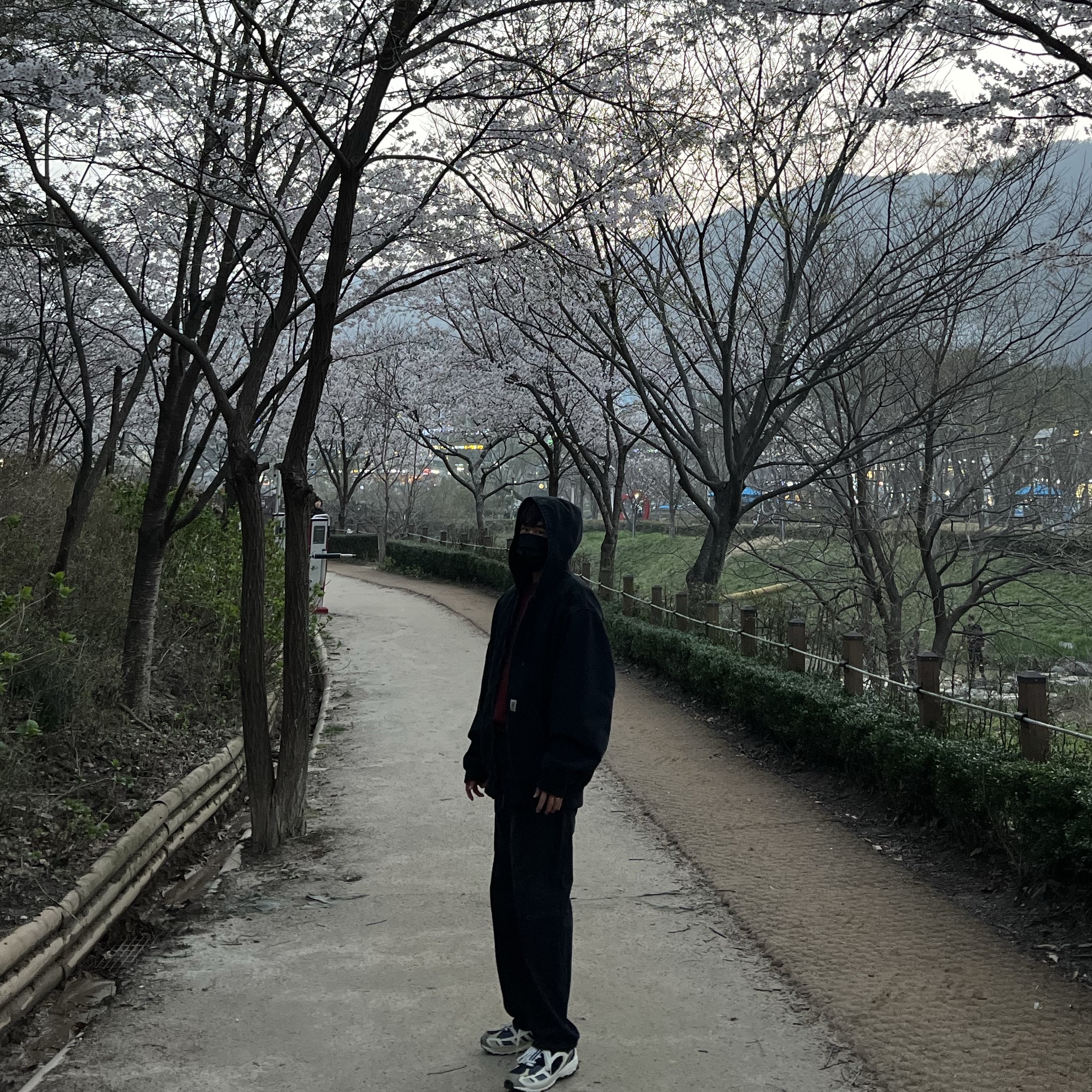 Adidas x Song for the Mute Shadowturf Core Black, Carhartt WIP Maitland Denim OG Active Jacket Black Stone Washed 착용 스타일 - 2