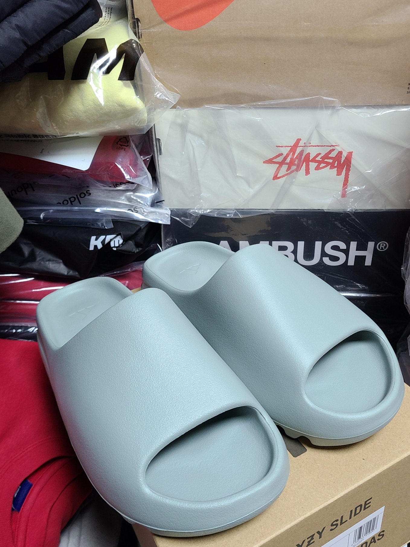 Adidas Yeezy Slide Salt 착용 스타일 - 1