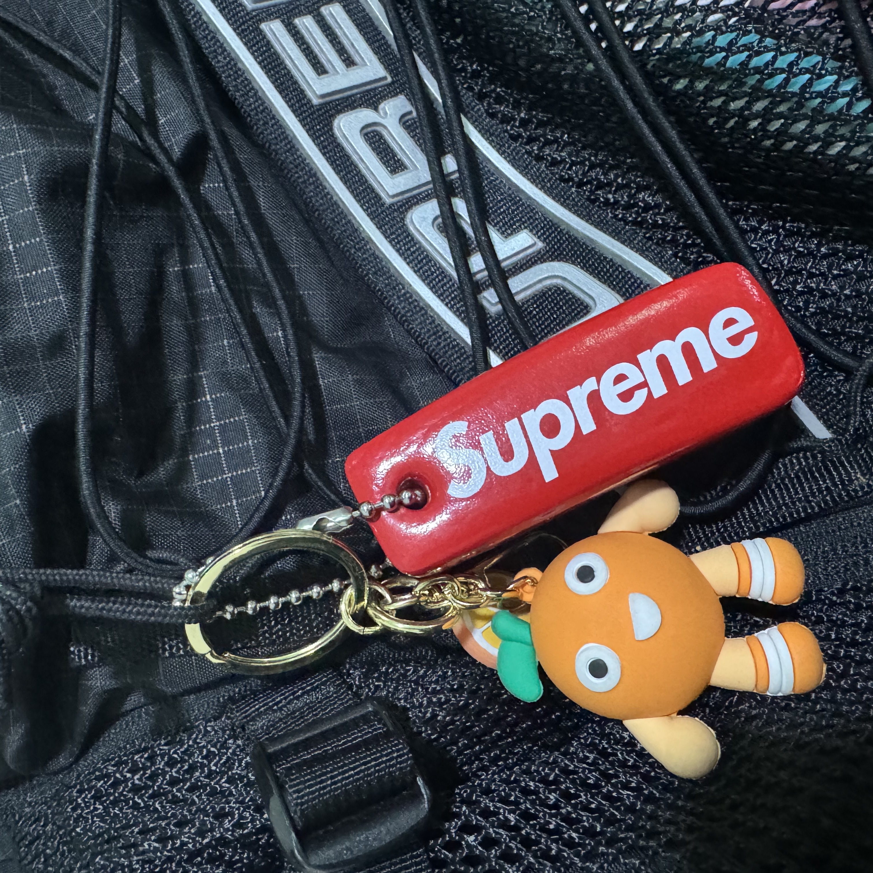 Supreme Floating Keychain Red - 23FW, Supreme Backpack Black - 23FW 착용 스타일