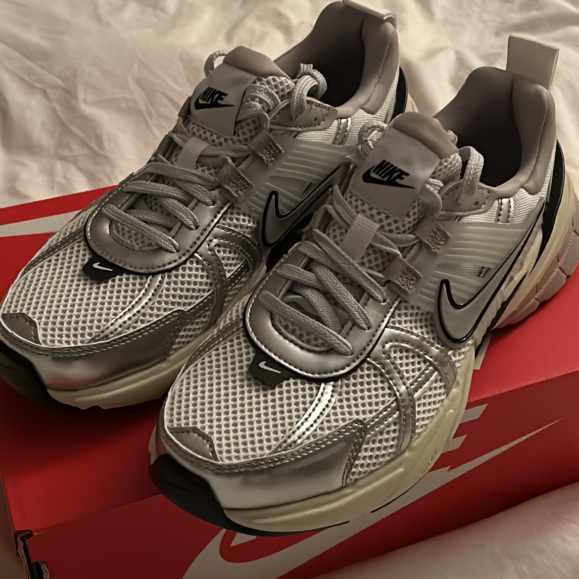 Nike V2K Run Summit White Metallic Silver 착용 스타일