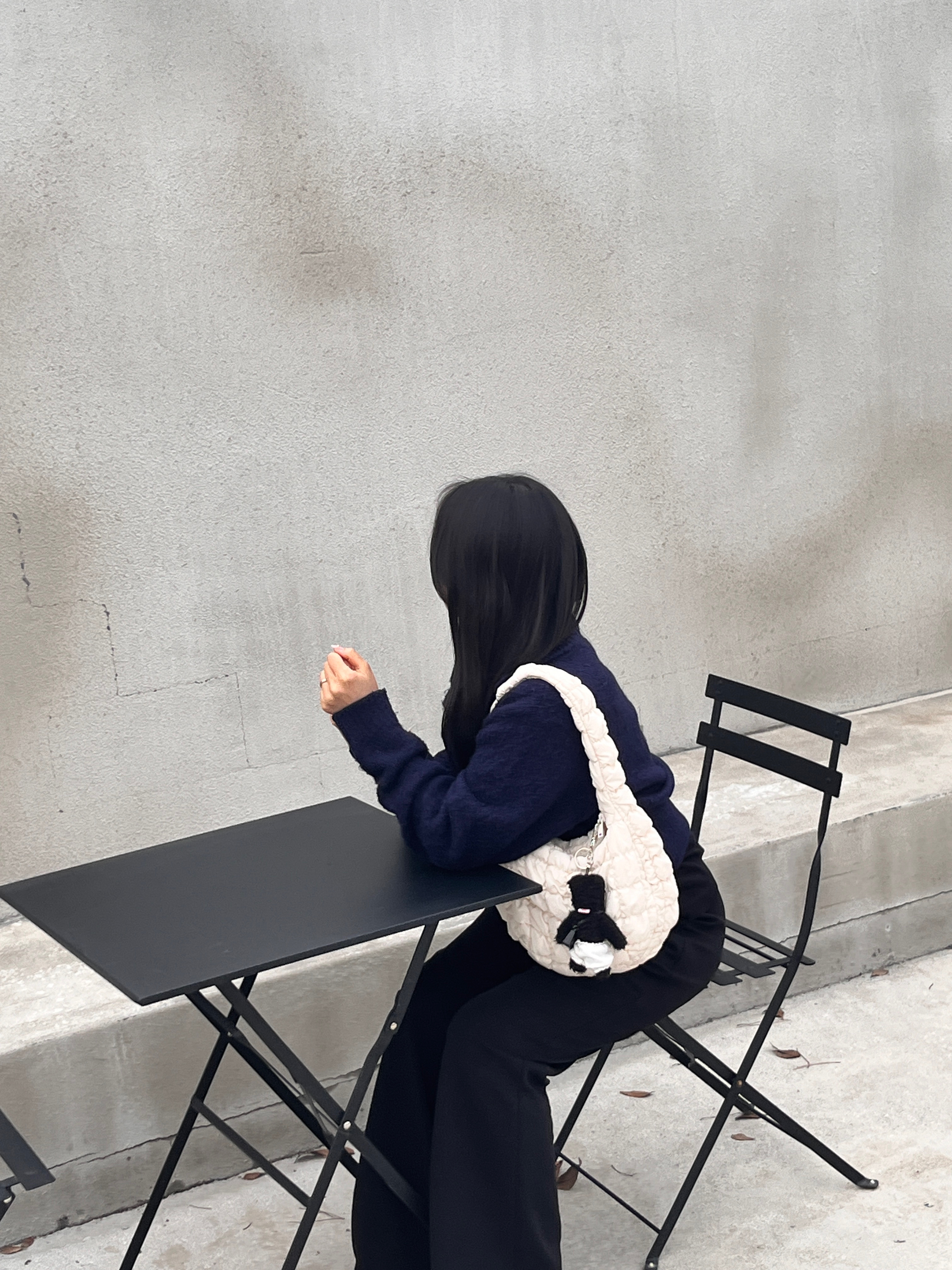 COS Quilted Mini Bag Cream, Monamhee Beulpingi Keyring with White Pants Black 착용 스타일