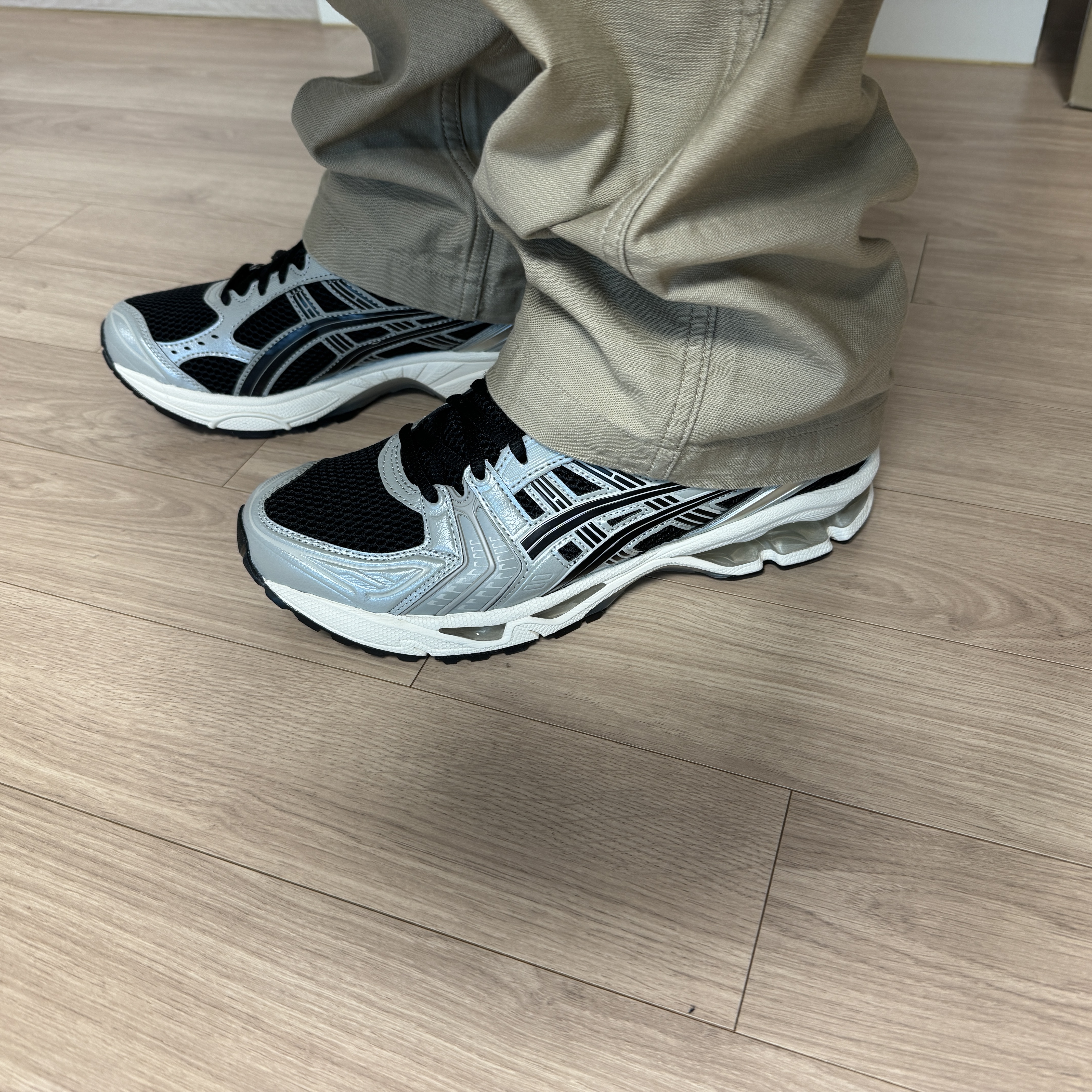 Asics Gel-Kayano 14 Black Seal Grey 착용 스타일 - 2