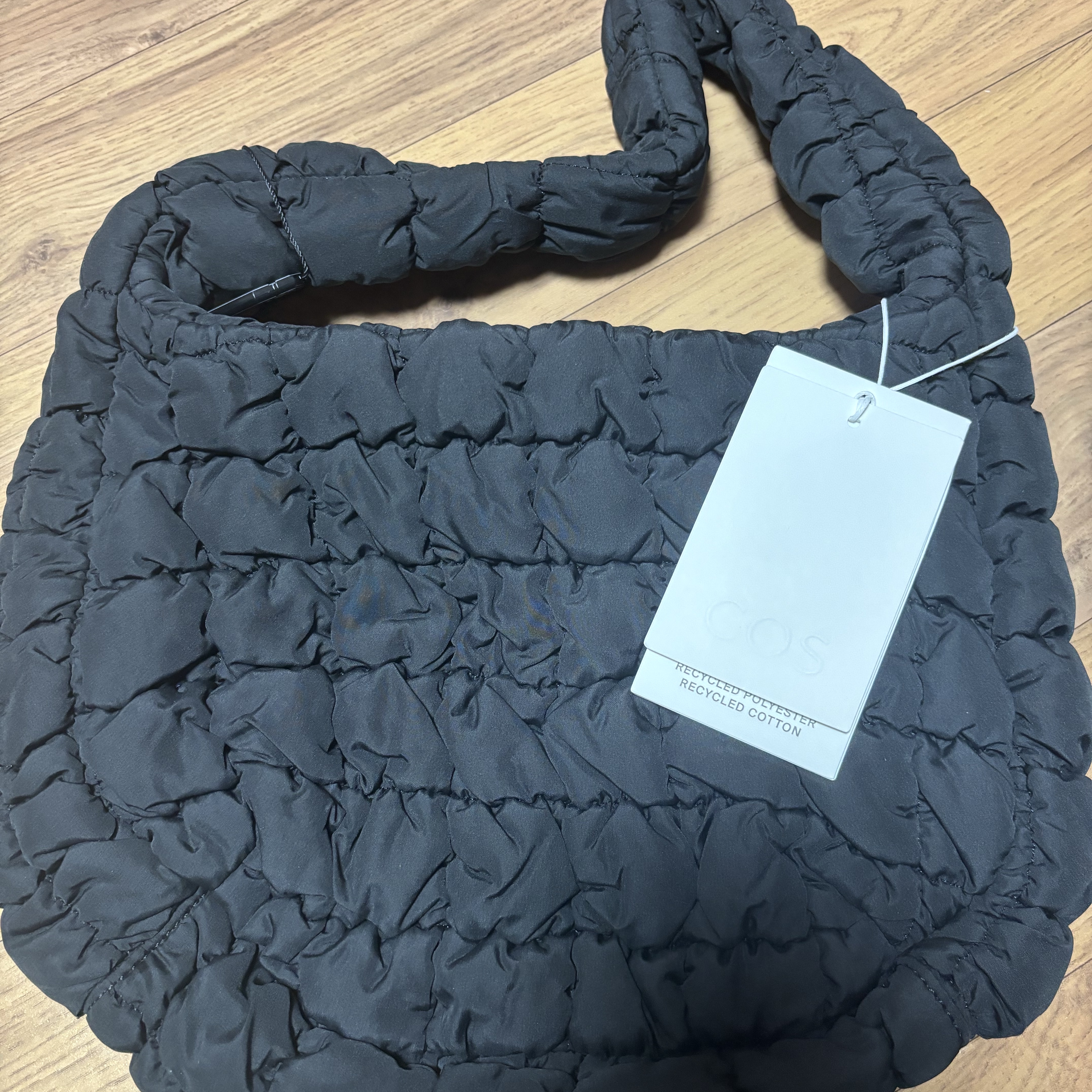 COS Quilted Mini Bag Black 착용 스타일