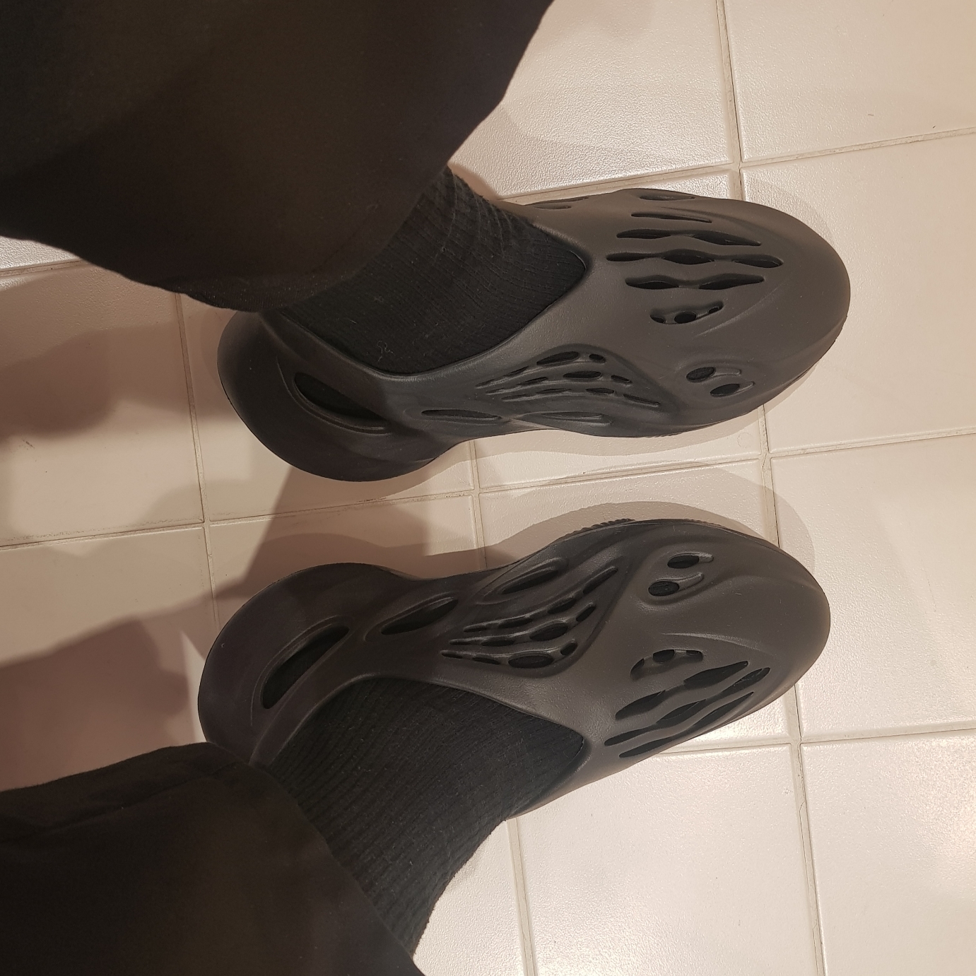 Adidas Yeezy Foam RNNR Onyx 착용 스타일 - 1