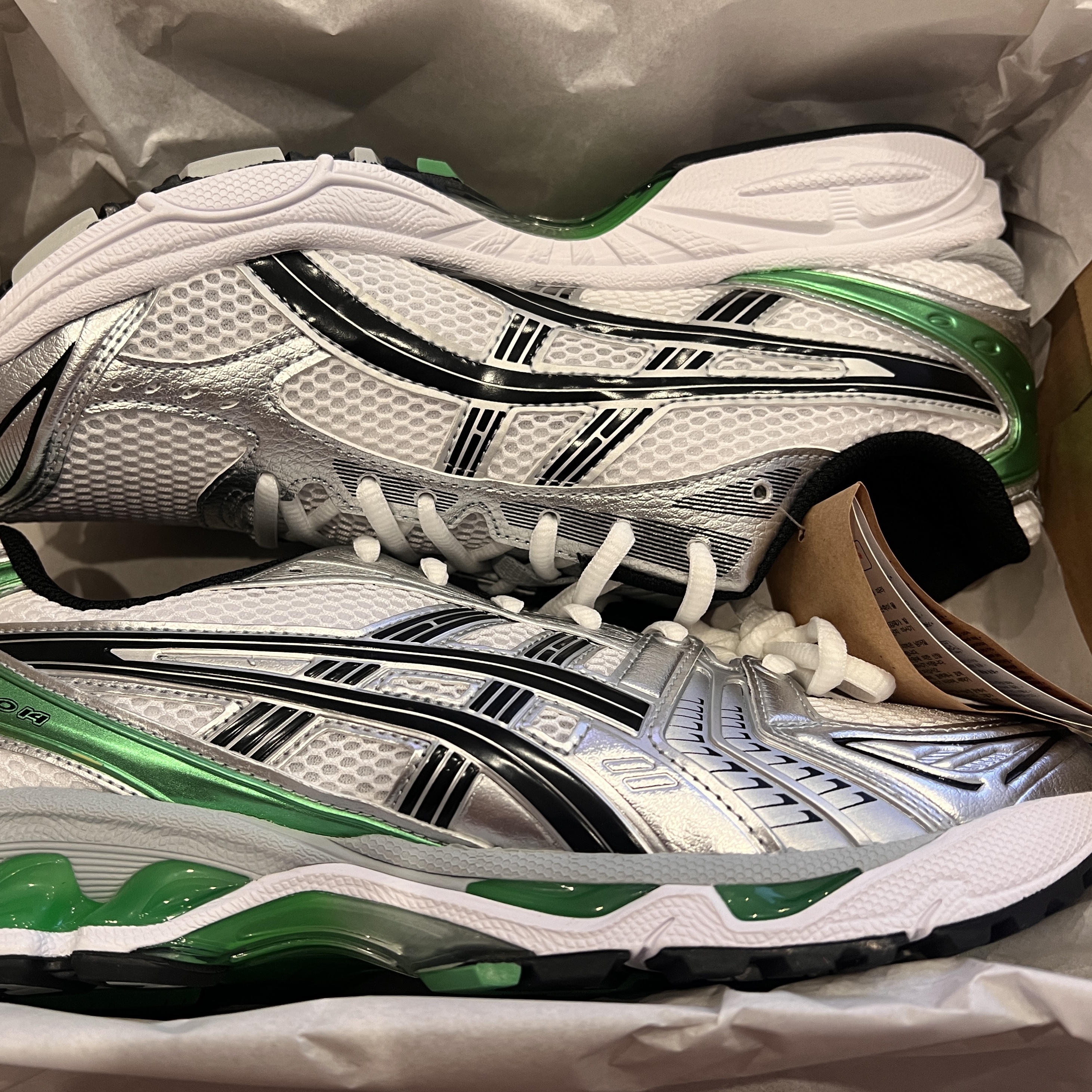 Asics Gel-Kayano 14 White Malachite Green 착용 스타일