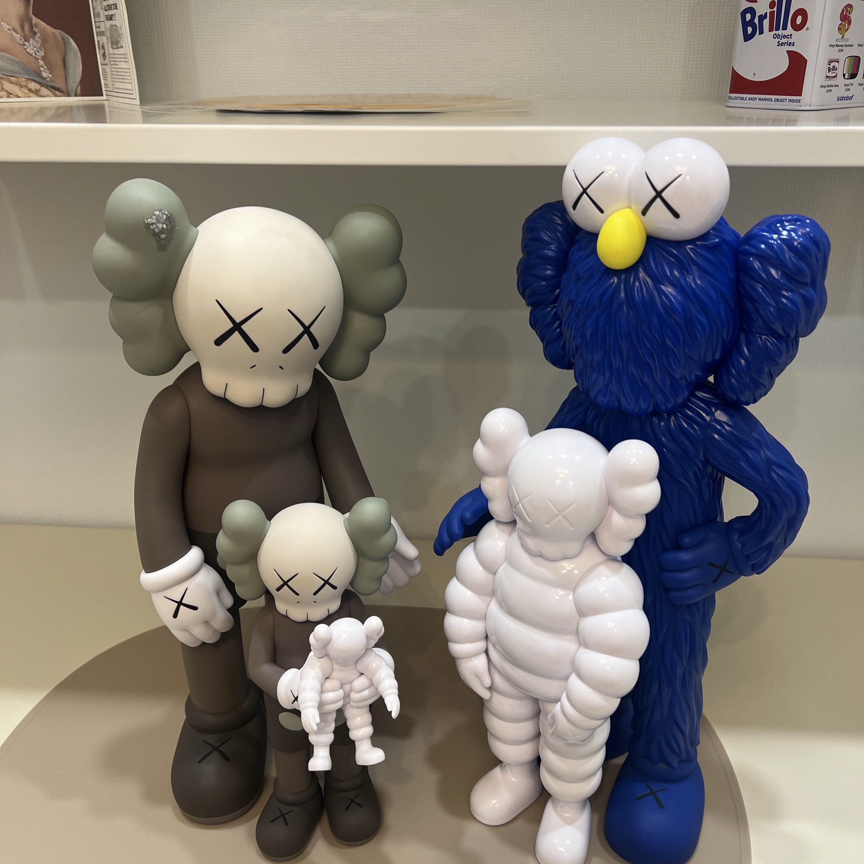 Kaws Family Vinyl Figure Brown Blue White 착용 스타일