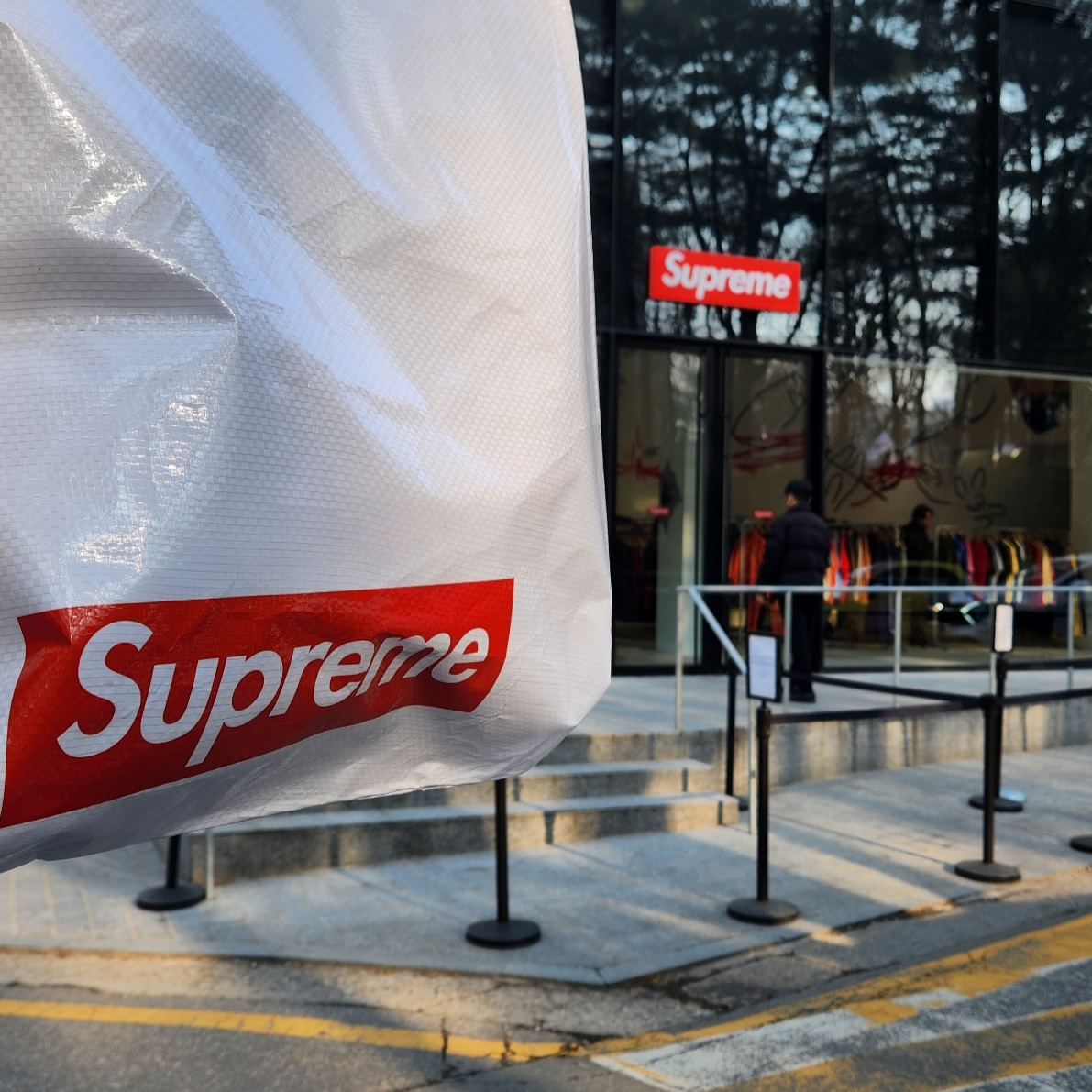 Supreme Gradient Hooded Sweatshirt Black - 24SS 착용 스타일 - 2