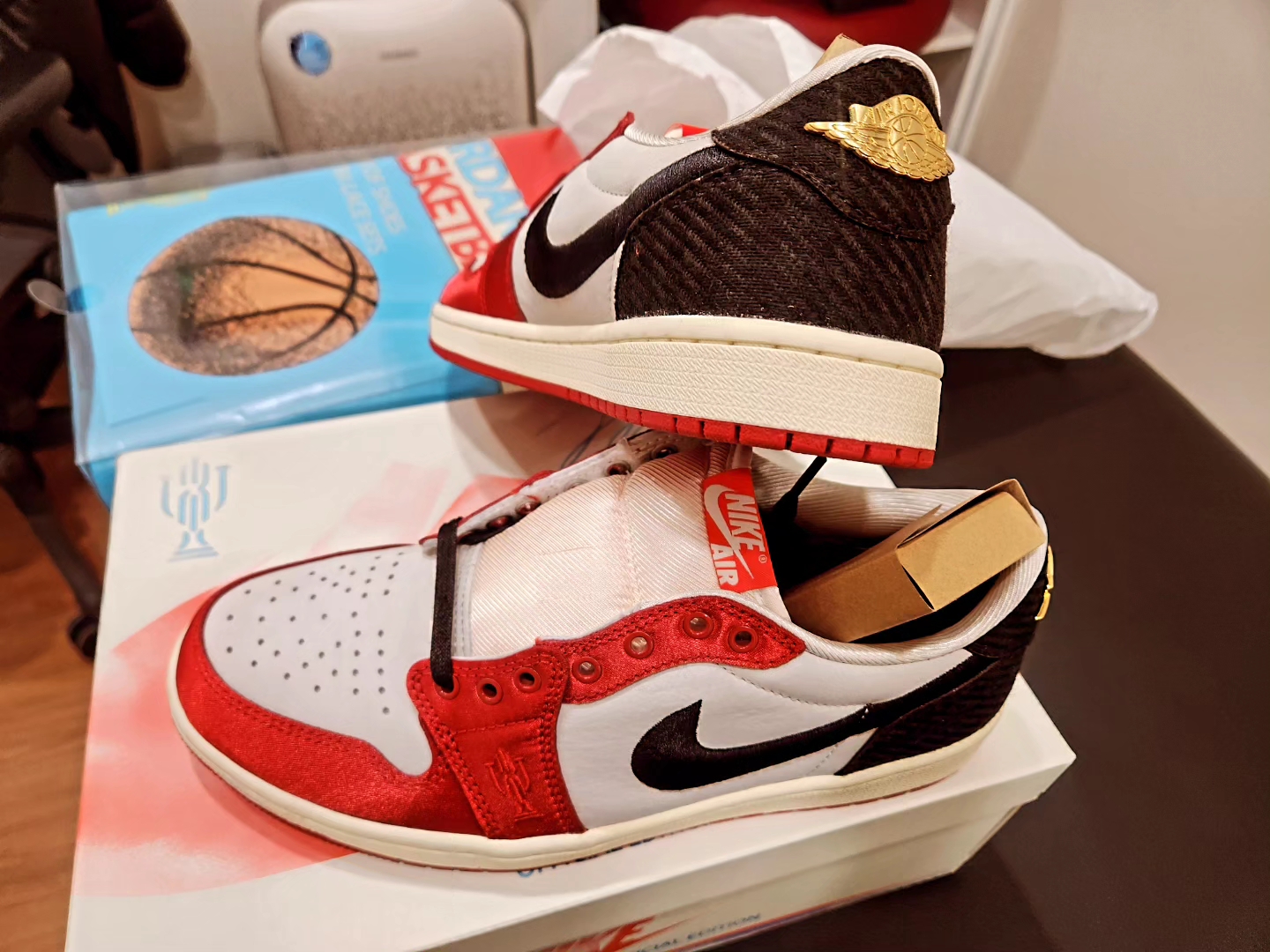 Jordan 1 x Trophy Room Retro Low OG SP Sail Varsity Red 착용 스타일 - 2