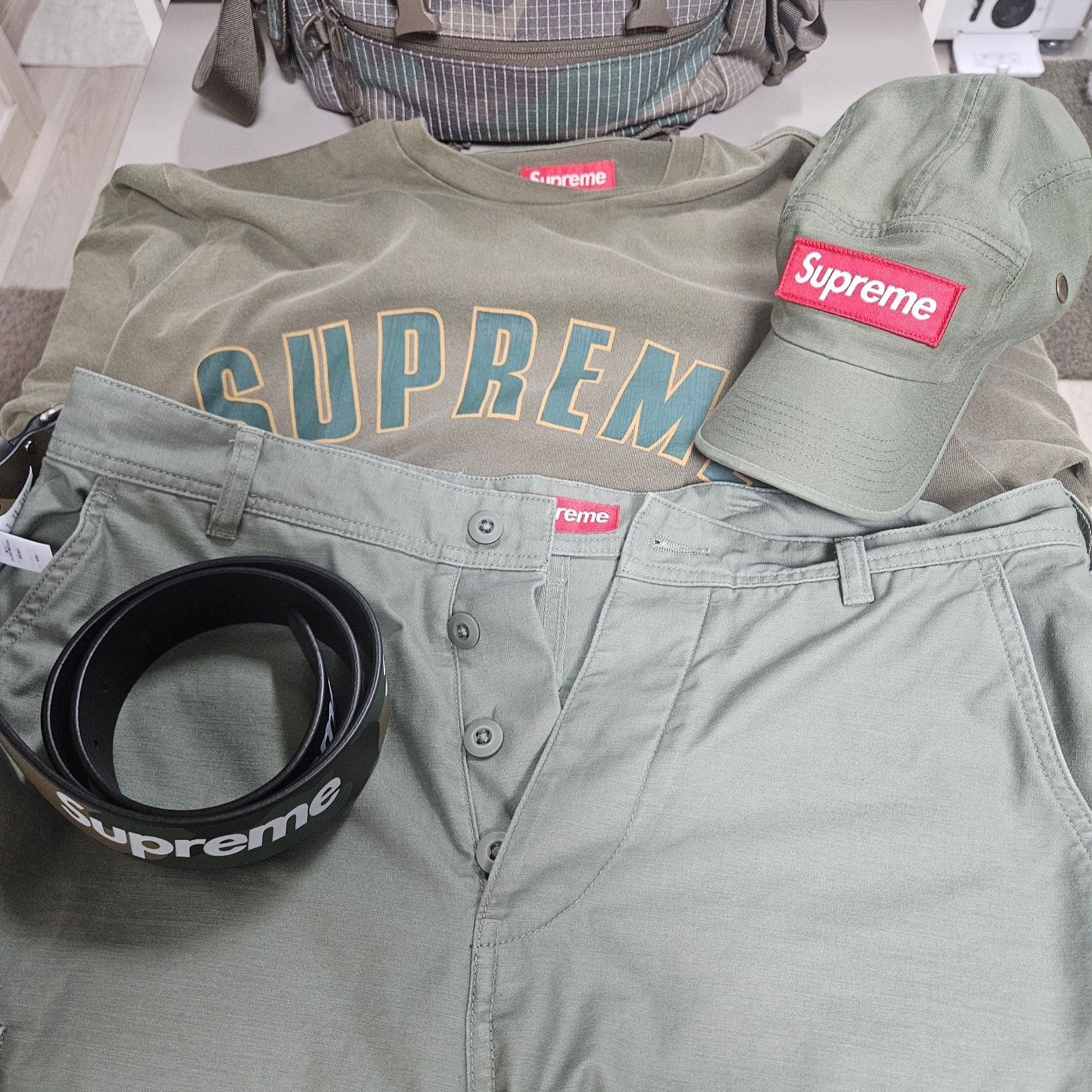 Supreme Cargo Pants Olive - 23FW 착용 스타일 - 1