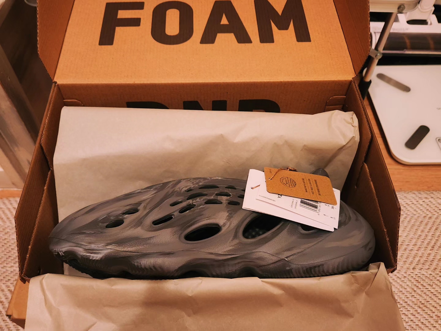 Adidas Yeezy Foam RNNR MX Granite 착용 스타일 - 3