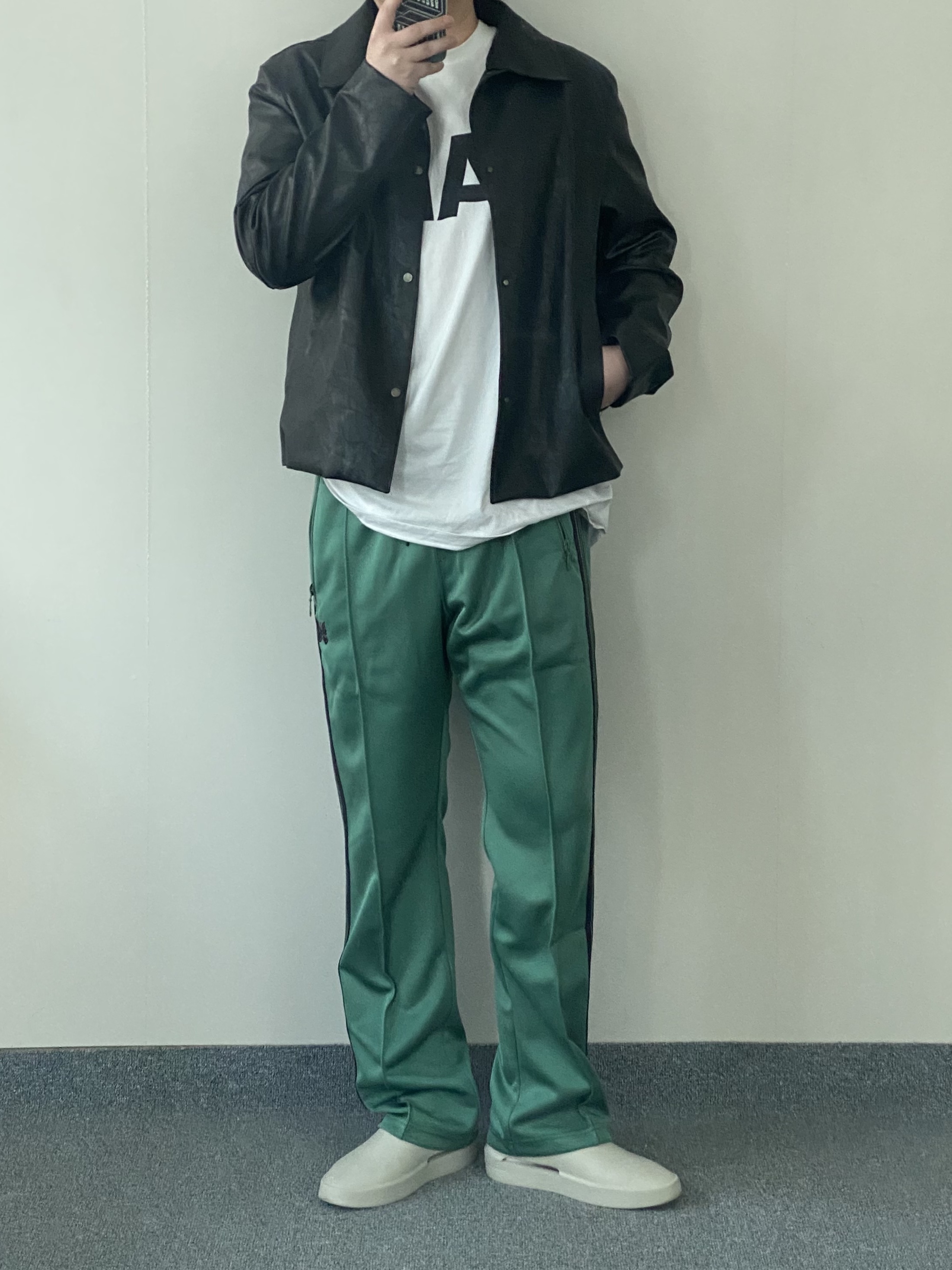 Needles Narrow Track Pants Poly Smooth Emerald, Fear of God The California Cement 착용 스타일