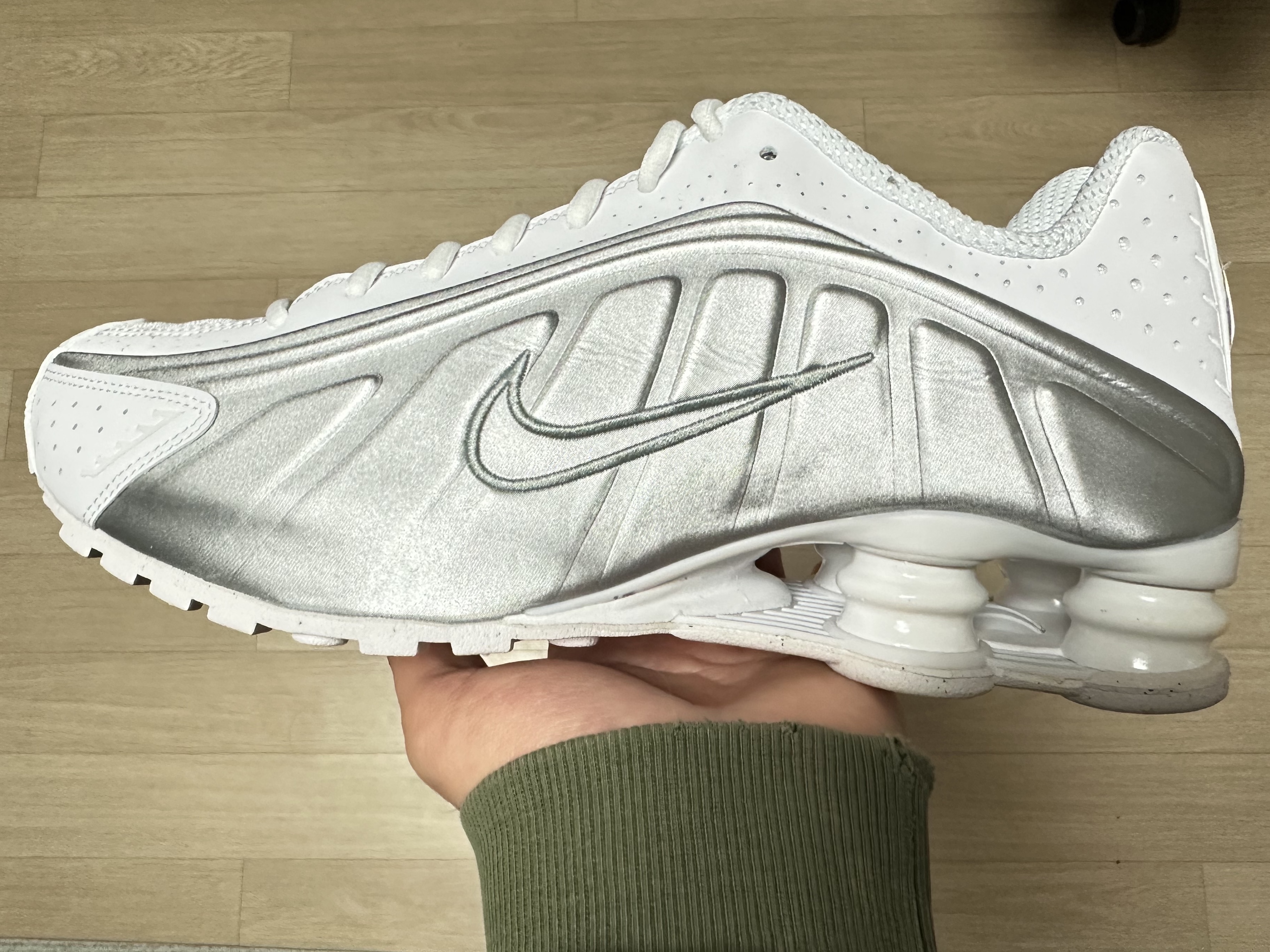 (W) Nike Shox R4 White Metallic Silver 착용 스타일