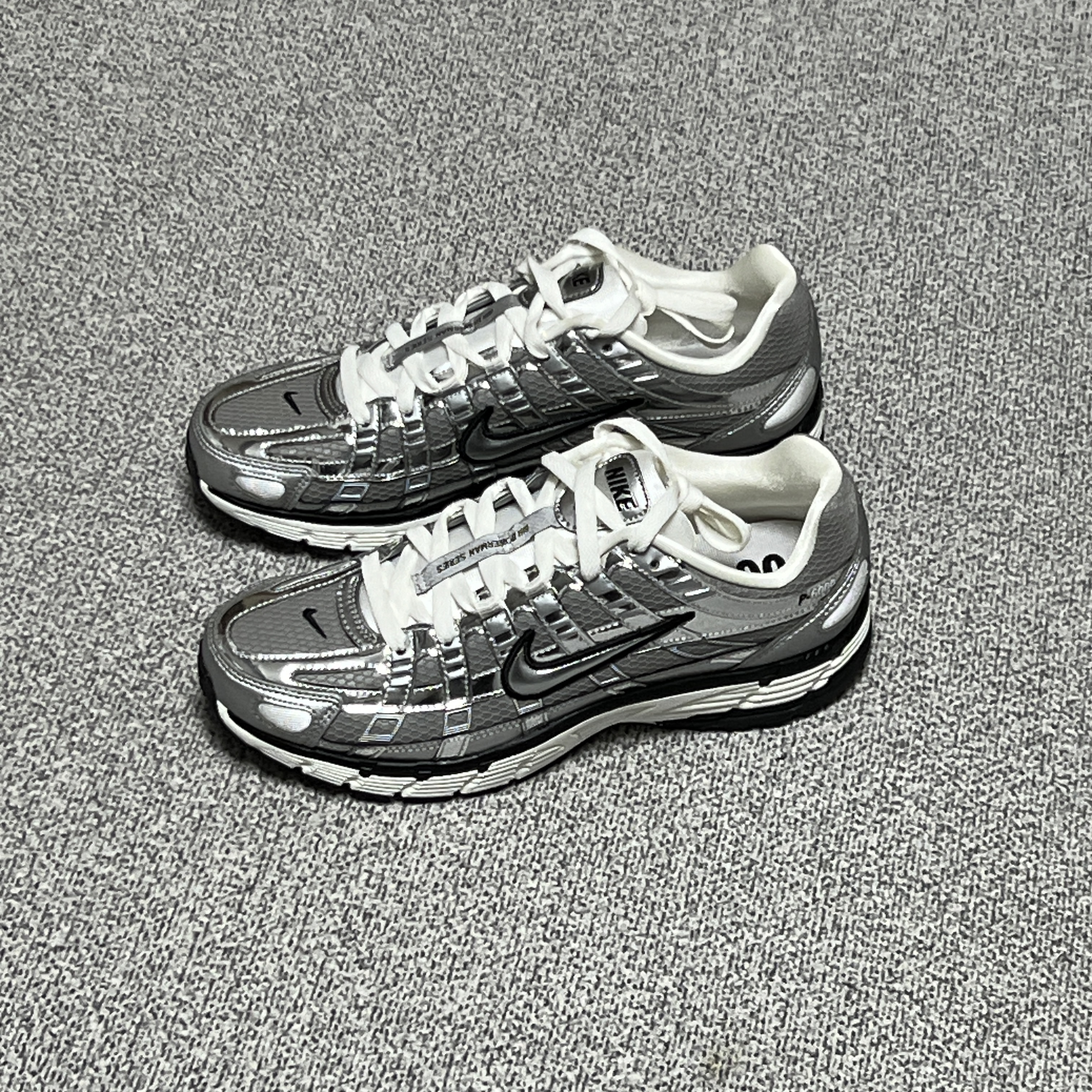 Nike P-6000 Metallic Silver 착용 스타일